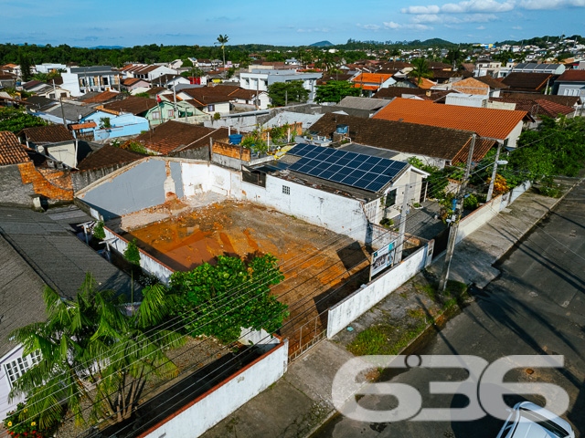 A 636 Negócios Imobiliários apresenta uma oportunidade exclusiva para você viver em Joinville com qualidade e estilo. Inauguramos no bairro Adhemar Garcia, reconhecido pela sua tranquilidade e acessibilidade, uma residência geminada tipo sobrado, com previsão de entrega para dezembro de 2025.
Este empreendimento é um lançamento que redefine o viver bem, contemplando um projeto arquitetônico moderno e sofisticado. Com uma área construída de 65,00m² em um terreno de 60,00m², a residência é composta por um ambiente de garagem descoberta, dois confortáveis dormitórios, banheiro, sala de estar/jantar integradas e uma cozinha prática e funcional, além de um lavabo e sacada para contemplar a vista do bairro.
Cada detalhe foi pensado para oferecer o máximo de conforto: pisos em porcelanato na área social e laminado nos dormitórios garantem beleza e praticidade. As portas internas em madeira e as paredes com massa corrida destacam o acabamento de alto padrão, enquanto o teto rebaixado com gesso acrescenta um toque de elegância e sofisticação ao ambiente.
Localizada em uma rua pavimentada e com topografia plana, a propriedade se beneficia de uma orientação Leste, aproveitando a luz natural. A geometria regular do terreno e as dimensões balanceadas proporcionam uma distribuição harmoniosa do espaço, ideal para a vida em família ou para quem busca um lar acolhedor.
Ao escolher a 636 Negócios Imobiliários, você opta por uma empresa que entende de valor. Mais do que uma residência, entregamos segurança, qualidade construtiva e a certeza de um investimento sólido, apoiado por mais de 30 anos de experiência e excelência no mercado imobiliário. Este sobrado não é apenas um lugar para morar, é o cenário onde novas histórias serão escritas, sonhos serão realizados e memórias inesquecíveis serão criadas.
Venha conhecer este projeto exclusivo e descubra por que somos referência em perfeição técnico-jurídica na mediação de negócios imobiliários. Agende sua visita e dê o próximo passo em direção ao seu novo lar.
636 Negócios Imobiliários – Construindo grandes realizações com grandes pessoas.
636 NEGÓCIOS IMOBILIÁRIOS: A SUA MELHOR ESCOLHA
Com mais de 30 anos de experiência, a 636 Negócios Imobiliários é sua parceira ideal para encontrar o imóvel perfeito. Estamos prontos para ajudá-lo a fazer deste imóvel o seu novo lar.
Telefone: (47) 3451-0636
WhatsApp: (47) 99190-0636
Não perca esta oportunidade única. Visite nosso site para mais informações: i636.com.br
