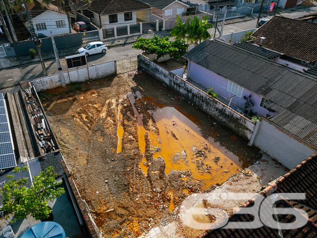 A 636 Negócios Imobiliários apresenta uma oportunidade exclusiva para você viver em Joinville com qualidade e estilo. Inauguramos no bairro Adhemar Garcia, reconhecido pela sua tranquilidade e acessibilidade, uma residência geminada tipo sobrado, com previsão de entrega para dezembro de 2025.
Este empreendimento é um lançamento que redefine o viver bem, contemplando um projeto arquitetônico moderno e sofisticado. Com uma área construída de 65,00m² em um terreno de 60,00m², a residência é composta por um ambiente de garagem descoberta, dois confortáveis dormitórios, banheiro, sala de estar/jantar integradas e uma cozinha prática e funcional, além de um lavabo e sacada para contemplar a vista do bairro.
Cada detalhe foi pensado para oferecer o máximo de conforto: pisos em porcelanato na área social e laminado nos dormitórios garantem beleza e praticidade. As portas internas em madeira e as paredes com massa corrida destacam o acabamento de alto padrão, enquanto o teto rebaixado com gesso acrescenta um toque de elegância e sofisticação ao ambiente.
Localizada em uma rua pavimentada e com topografia plana, a propriedade se beneficia de uma orientação Leste, aproveitando a luz natural. A geometria regular do terreno e as dimensões balanceadas proporcionam uma distribuição harmoniosa do espaço, ideal para a vida em família ou para quem busca um lar acolhedor.
Ao escolher a 636 Negócios Imobiliários, você opta por uma empresa que entende de valor. Mais do que uma residência, entregamos segurança, qualidade construtiva e a certeza de um investimento sólido, apoiado por mais de 30 anos de experiência e excelência no mercado imobiliário. Este sobrado não é apenas um lugar para morar, é o cenário onde novas histórias serão escritas, sonhos serão realizados e memórias inesquecíveis serão criadas.
Venha conhecer este projeto exclusivo e descubra por que somos referência em perfeição técnico-jurídica na mediação de negócios imobiliários. Agende sua visita e dê o próximo passo em direção ao seu novo lar.
636 Negócios Imobiliários – Construindo grandes realizações com grandes pessoas.
636 NEGÓCIOS IMOBILIÁRIOS: A SUA MELHOR ESCOLHA
Com mais de 30 anos de experiência, a 636 Negócios Imobiliários é sua parceira ideal para encontrar o imóvel perfeito. Estamos prontos para ajudá-lo a fazer deste imóvel o seu novo lar.
Telefone: (47) 3451-0636
WhatsApp: (47) 99190-0636
Não perca esta oportunidade única. Visite nosso site para mais informações: i636.com.br