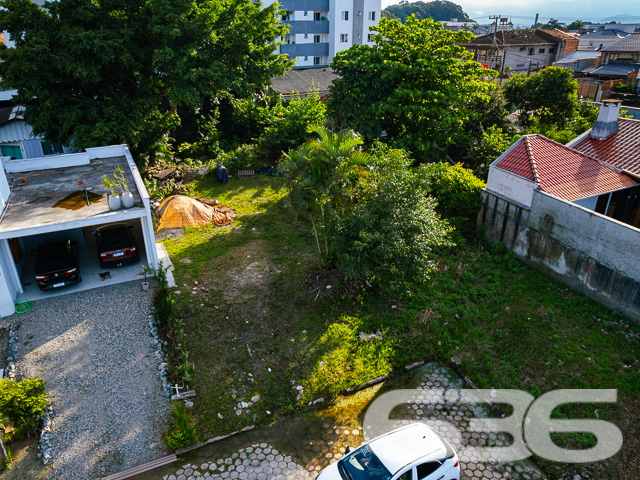Terreno à Venda no bairro ADHEMAR GARCIA – ESTUDA PERMUTA POR APARTAMENTO NO BAIRRO VILA NOVA.
Este terreno de 556 m², com uma geometria regular e topografia plana, está localizado no bairro Adhemar Garcia, uma área em contínua valorização. Com uma frente de 14 metros e uma profundidade constante de 39 metros, o terreno oferece um palco para diversas possibilidades construtivas, seja para a edificação de uma residência majestosa ou um empreendimento comercial diferenciado.
O terreno é contemplado pela face Leste, assegurando iluminação natural abundante e a vantagem da rua já pavimentada, conferindo fácil acesso e infraestrutura pronta para construção.
A 636 Negócios Imobiliários, reconhecida pela perfeição técnico-jurídica, não apenas medeia a transação, mas oferece uma jornada segura e transparente, apoiada por uma equipe de mais de 50 corretores altamente qualificados e um suporte digital inteligente através do software Mielina.
Cada detalhe deste terreno foi capturado em imagens aéreas que destacam a vastidão do espaço e seu entorno estruturado. A vista aérea é uma promessa de potencial, mostrando o imóvel em sua verdadeira dimensão, pronto para ser moldado pelos sonhos de seu futuro proprietário.
Para mais informações e uma apresentação detalhada desta oportunidade única, entre em contato conosco. Nossa presença online sólida, refletida em nossa reputação no Google e nas redes sociais, é um testemunho do comprometimento que temos com a excelência e a satisfação de nossos clientes.
Este é o momento de investir com confiança e visão. Escolha a 636 Negócios Imobiliários, onde cada metro quadrado é um investimento em qualidade de vida e valorização contínua.
Telefone: (47) 3451-0636
WhatsApp: (47) 99190-0636
Não perca esta oportunidade única. Visite nosso site para mais informações: i636.com.br