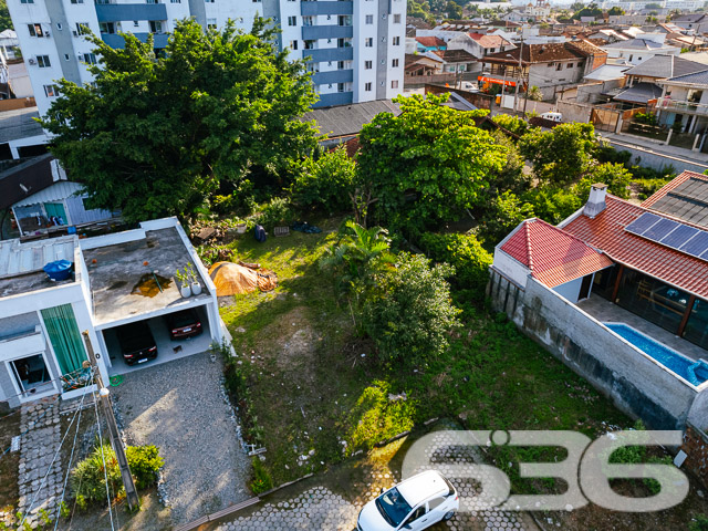 Terreno à Venda no bairro ADHEMAR GARCIA – ESTUDA PERMUTA POR APARTAMENTO NO BAIRRO VILA NOVA.
Este terreno de 556 m², com uma geometria regular e topografia plana, está localizado no bairro Adhemar Garcia, uma área em contínua valorização. Com uma frente de 14 metros e uma profundidade constante de 39 metros, o terreno oferece um palco para diversas possibilidades construtivas, seja para a edificação de uma residência majestosa ou um empreendimento comercial diferenciado.
O terreno é contemplado pela face Leste, assegurando iluminação natural abundante e a vantagem da rua já pavimentada, conferindo fácil acesso e infraestrutura pronta para construção.
A 636 Negócios Imobiliários, reconhecida pela perfeição técnico-jurídica, não apenas medeia a transação, mas oferece uma jornada segura e transparente, apoiada por uma equipe de mais de 50 corretores altamente qualificados e um suporte digital inteligente através do software Mielina.
Cada detalhe deste terreno foi capturado em imagens aéreas que destacam a vastidão do espaço e seu entorno estruturado. A vista aérea é uma promessa de potencial, mostrando o imóvel em sua verdadeira dimensão, pronto para ser moldado pelos sonhos de seu futuro proprietário.
Para mais informações e uma apresentação detalhada desta oportunidade única, entre em contato conosco. Nossa presença online sólida, refletida em nossa reputação no Google e nas redes sociais, é um testemunho do comprometimento que temos com a excelência e a satisfação de nossos clientes.
Este é o momento de investir com confiança e visão. Escolha a 636 Negócios Imobiliários, onde cada metro quadrado é um investimento em qualidade de vida e valorização contínua.
Telefone: (47) 3451-0636
WhatsApp: (47) 99190-0636
Não perca esta oportunidade única. Visite nosso site para mais informações: i636.com.br