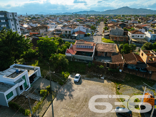 Terreno à Venda no bairro ADHEMAR GARCIA – ESTUDA PERMUTA POR APARTAMENTO NO BAIRRO VILA NOVA.
Este terreno de 556 m², com uma geometria regular e topografia plana, está localizado no bairro Adhemar Garcia, uma área em contínua valorização. Com uma frente de 14 metros e uma profundidade constante de 39 metros, o terreno oferece um palco para diversas possibilidades construtivas, seja para a edificação de uma residência majestosa ou um empreendimento comercial diferenciado.
O terreno é contemplado pela face Leste, assegurando iluminação natural abundante e a vantagem da rua já pavimentada, conferindo fácil acesso e infraestrutura pronta para construção.
A 636 Negócios Imobiliários, reconhecida pela perfeição técnico-jurídica, não apenas medeia a transação, mas oferece uma jornada segura e transparente, apoiada por uma equipe de mais de 50 corretores altamente qualificados e um suporte digital inteligente através do software Mielina.
Cada detalhe deste terreno foi capturado em imagens aéreas que destacam a vastidão do espaço e seu entorno estruturado. A vista aérea é uma promessa de potencial, mostrando o imóvel em sua verdadeira dimensão, pronto para ser moldado pelos sonhos de seu futuro proprietário.
Para mais informações e uma apresentação detalhada desta oportunidade única, entre em contato conosco. Nossa presença online sólida, refletida em nossa reputação no Google e nas redes sociais, é um testemunho do comprometimento que temos com a excelência e a satisfação de nossos clientes.
Este é o momento de investir com confiança e visão. Escolha a 636 Negócios Imobiliários, onde cada metro quadrado é um investimento em qualidade de vida e valorização contínua.
Telefone: (47) 3451-0636
WhatsApp: (47) 99190-0636
Não perca esta oportunidade única. Visite nosso site para mais informações: i636.com.br