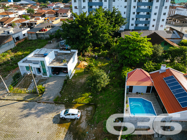 Terreno à Venda no bairro ADHEMAR GARCIA – ESTUDA PERMUTA POR APARTAMENTO NO BAIRRO VILA NOVA.
Este terreno de 556 m², com uma geometria regular e topografia plana, está localizado no bairro Adhemar Garcia, uma área em contínua valorização. Com uma frente de 14 metros e uma profundidade constante de 39 metros, o terreno oferece um palco para diversas possibilidades construtivas, seja para a edificação de uma residência majestosa ou um empreendimento comercial diferenciado.
O terreno é contemplado pela face Leste, assegurando iluminação natural abundante e a vantagem da rua já pavimentada, conferindo fácil acesso e infraestrutura pronta para construção.
A 636 Negócios Imobiliários, reconhecida pela perfeição técnico-jurídica, não apenas medeia a transação, mas oferece uma jornada segura e transparente, apoiada por uma equipe de mais de 50 corretores altamente qualificados e um suporte digital inteligente através do software Mielina.
Cada detalhe deste terreno foi capturado em imagens aéreas que destacam a vastidão do espaço e seu entorno estruturado. A vista aérea é uma promessa de potencial, mostrando o imóvel em sua verdadeira dimensão, pronto para ser moldado pelos sonhos de seu futuro proprietário.
Para mais informações e uma apresentação detalhada desta oportunidade única, entre em contato conosco. Nossa presença online sólida, refletida em nossa reputação no Google e nas redes sociais, é um testemunho do comprometimento que temos com a excelência e a satisfação de nossos clientes.
Este é o momento de investir com confiança e visão. Escolha a 636 Negócios Imobiliários, onde cada metro quadrado é um investimento em qualidade de vida e valorização contínua.
Telefone: (47) 3451-0636
WhatsApp: (47) 99190-0636
Não perca esta oportunidade única. Visite nosso site para mais informações: i636.com.br
