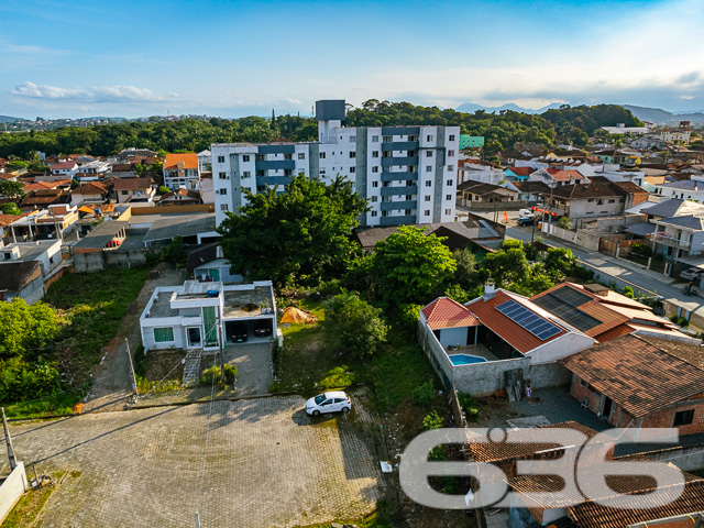 Terreno à Venda no bairro ADHEMAR GARCIA – ESTUDA PERMUTA POR APARTAMENTO NO BAIRRO VILA NOVA.
Este terreno de 556 m², com uma geometria regular e topografia plana, está localizado no bairro Adhemar Garcia, uma área em contínua valorização. Com uma frente de 14 metros e uma profundidade constante de 39 metros, o terreno oferece um palco para diversas possibilidades construtivas, seja para a edificação de uma residência majestosa ou um empreendimento comercial diferenciado.
O terreno é contemplado pela face Leste, assegurando iluminação natural abundante e a vantagem da rua já pavimentada, conferindo fácil acesso e infraestrutura pronta para construção.
A 636 Negócios Imobiliários, reconhecida pela perfeição técnico-jurídica, não apenas medeia a transação, mas oferece uma jornada segura e transparente, apoiada por uma equipe de mais de 50 corretores altamente qualificados e um suporte digital inteligente através do software Mielina.
Cada detalhe deste terreno foi capturado em imagens aéreas que destacam a vastidão do espaço e seu entorno estruturado. A vista aérea é uma promessa de potencial, mostrando o imóvel em sua verdadeira dimensão, pronto para ser moldado pelos sonhos de seu futuro proprietário.
Para mais informações e uma apresentação detalhada desta oportunidade única, entre em contato conosco. Nossa presença online sólida, refletida em nossa reputação no Google e nas redes sociais, é um testemunho do comprometimento que temos com a excelência e a satisfação de nossos clientes.
Este é o momento de investir com confiança e visão. Escolha a 636 Negócios Imobiliários, onde cada metro quadrado é um investimento em qualidade de vida e valorização contínua.
Telefone: (47) 3451-0636
WhatsApp: (47) 99190-0636
Não perca esta oportunidade única. Visite nosso site para mais informações: i636.com.br