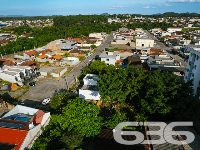 Terreno à Venda no bairro ADHEMAR GARCIA – ESTUDA PERMUTA POR APARTAMENTO NO BAIRRO VILA NOVA.
Este terreno de 556 m², com uma geometria regular e topografia plana, está localizado no bairro Adhemar Garcia, uma área em contínua valorização. Com uma frente de 14 metros e uma profundidade constante de 39 metros, o terreno oferece um palco para diversas possibilidades construtivas, seja para a edificação de uma residência majestosa ou um empreendimento comercial diferenciado.
O terreno é contemplado pela face Leste, assegurando iluminação natural abundante e a vantagem da rua já pavimentada, conferindo fácil acesso e infraestrutura pronta para construção.
A 636 Negócios Imobiliários, reconhecida pela perfeição técnico-jurídica, não apenas medeia a transação, mas oferece uma jornada segura e transparente, apoiada por uma equipe de mais de 50 corretores altamente qualificados e um suporte digital inteligente através do software Mielina.
Cada detalhe deste terreno foi capturado em imagens aéreas que destacam a vastidão do espaço e seu entorno estruturado. A vista aérea é uma promessa de potencial, mostrando o imóvel em sua verdadeira dimensão, pronto para ser moldado pelos sonhos de seu futuro proprietário.
Para mais informações e uma apresentação detalhada desta oportunidade única, entre em contato conosco. Nossa presença online sólida, refletida em nossa reputação no Google e nas redes sociais, é um testemunho do comprometimento que temos com a excelência e a satisfação de nossos clientes.
Este é o momento de investir com confiança e visão. Escolha a 636 Negócios Imobiliários, onde cada metro quadrado é um investimento em qualidade de vida e valorização contínua.
Telefone: (47) 3451-0636
WhatsApp: (47) 99190-0636
Não perca esta oportunidade única. Visite nosso site para mais informações: i636.com.br
