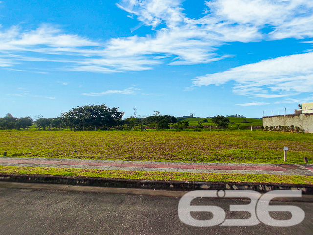 Imagine um local onde o moderno e o natural se encontram, criando um ambiente perfeito para o crescimento da sua família e o florescimento dos seus sonhos. Apresentamos o Ecovalle, o primeiro bairro planejado de Araquari, uma oportunidade rara nos tempos atuais.

Situado no coração do bairro Itinga, este terreno está pronto para receber o lar que você idealizar. Este terreno proporciona facilidade e flexibilidade para qualquer projeto arquitetônico.

Este empreendimento pensado para o seu bem-estar, alia tranquilidade e segurança com a conveniência de estar próximo a tudo o que é importante. Ruas pavimentadas e 100% asfaltadas, iluminação pública eficiente, e uma avenida com ciclovia são apenas o começo do que o Ecovalle oferece. Pensando em sustentabilidade, o bairro também conta com uma estação de tratamento de esgoto e um sistema completo de drenagem das águas da chuva.

Imagine passeios em família pelos lagos contemplativos e um projeto paisagístico que celebra o novo urbanismo. Aqui, a qualidade de vida que você busca está ao alcance das mãos, em um terreno que é o verdadeiro sinônimo de oportunidade para morar bem, trabalhar e investir em uma região que não para de se expandir.

O Ecovalle é uma verdadeira tela em branco, esperando por suas pinceladas para se transformar no lar dos seus sonhos. Invista no seu futuro e da sua família com a segurança e a excelência da 636 Negócios Imobiliários, que há mais de 30 anos transforma terrenos em lares e sonhos em realidade.

Faça parte dessa história, venha conhecer o Ecovalle e deixe que a 636 Negócios Imobiliários mostre como é fácil realizar o sonho do imóvel próprio em um local onde cada detalhe foi pensado para o seu conforto. Visite-nos em Joinville/SC e Balneário Barra do Sul/SC ou entre em contato para mais informações.

Não perca essa chance de construir não apenas uma casa, mas um lar em um dos bairros mais planejados e completos de Araquari. Lembre-se: grandes realizações começam com grandes decisões, e escolher o Ecovalle é uma delas.
 
636 NEGÓCIOS IMOBILIÁRIOS: A SUA MELHOR ESCOLHA
Com mais de 30 anos de experiência, a 636 Negócios Imobiliários é sua parceira ideal para encontrar o imóvel perfeito. Estamos prontos para ajudá-lo a fazer deste imóvel o seu novo lar.
 
Telefone: (47) 3451-0636
WhatsApp: (47) 99190-0636
 
Não perca esta oportunidade única. Visite nosso site para mais informações: i636.com.br