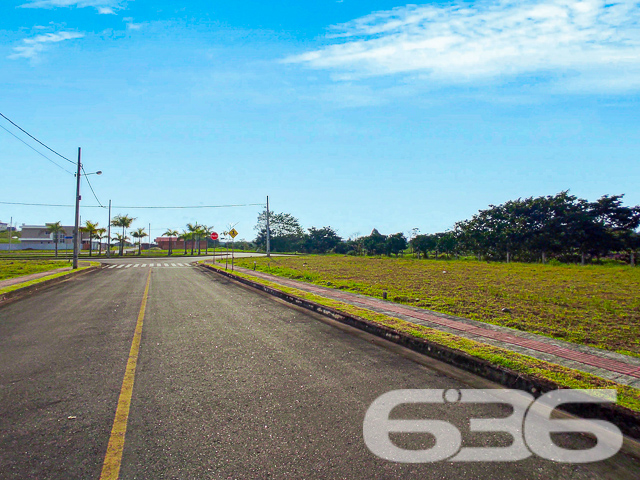 Imagine um local onde o moderno e o natural se encontram, criando um ambiente perfeito para o crescimento da sua família e o florescimento dos seus sonhos. Apresentamos o Ecovalle, o primeiro bairro planejado de Araquari, uma oportunidade rara nos tempos atuais.

Situado no coração do bairro Itinga, este terreno está pronto para receber o lar que você idealizar. Este terreno proporciona facilidade e flexibilidade para qualquer projeto arquitetônico.

Este empreendimento pensado para o seu bem-estar, alia tranquilidade e segurança com a conveniência de estar próximo a tudo o que é importante. Ruas pavimentadas e 100% asfaltadas, iluminação pública eficiente, e uma avenida com ciclovia são apenas o começo do que o Ecovalle oferece. Pensando em sustentabilidade, o bairro também conta com uma estação de tratamento de esgoto e um sistema completo de drenagem das águas da chuva.

Imagine passeios em família pelos lagos contemplativos e um projeto paisagístico que celebra o novo urbanismo. Aqui, a qualidade de vida que você busca está ao alcance das mãos, em um terreno que é o verdadeiro sinônimo de oportunidade para morar bem, trabalhar e investir em uma região que não para de se expandir.

O Ecovalle é uma verdadeira tela em branco, esperando por suas pinceladas para se transformar no lar dos seus sonhos. Invista no seu futuro e da sua família com a segurança e a excelência da 636 Negócios Imobiliários, que há mais de 30 anos transforma terrenos em lares e sonhos em realidade.

Faça parte dessa história, venha conhecer o Ecovalle e deixe que a 636 Negócios Imobiliários mostre como é fácil realizar o sonho do imóvel próprio em um local onde cada detalhe foi pensado para o seu conforto. Visite-nos em Joinville/SC e Balneário Barra do Sul/SC ou entre em contato para mais informações.

Não perca essa chance de construir não apenas uma casa, mas um lar em um dos bairros mais planejados e completos de Araquari. Lembre-se: grandes realizações começam com grandes decisões, e escolher o Ecovalle é uma delas.
 
636 NEGÓCIOS IMOBILIÁRIOS: A SUA MELHOR ESCOLHA
Com mais de 30 anos de experiência, a 636 Negócios Imobiliários é sua parceira ideal para encontrar o imóvel perfeito. Estamos prontos para ajudá-lo a fazer deste imóvel o seu novo lar.
 
Telefone: (47) 3451-0636
WhatsApp: (47) 99190-0636
 
Não perca esta oportunidade única. Visite nosso site para mais informações: i636.com.br