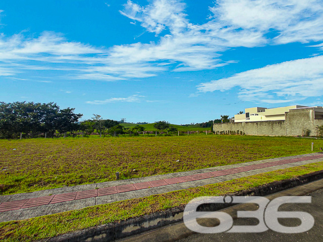 Imagine um local onde o moderno e o natural se encontram, criando um ambiente perfeito para o crescimento da sua família e o florescimento dos seus sonhos. Apresentamos o Ecovalle, o primeiro bairro planejado de Araquari, uma oportunidade rara nos tempos atuais.

Situado no coração do bairro Itinga, este terreno está pronto para receber o lar que você idealizar. Este terreno proporciona facilidade e flexibilidade para qualquer projeto arquitetônico.

Este empreendimento pensado para o seu bem-estar, alia tranquilidade e segurança com a conveniência de estar próximo a tudo o que é importante. Ruas pavimentadas e 100% asfaltadas, iluminação pública eficiente, e uma avenida com ciclovia são apenas o começo do que o Ecovalle oferece. Pensando em sustentabilidade, o bairro também conta com uma estação de tratamento de esgoto e um sistema completo de drenagem das águas da chuva.

Imagine passeios em família pelos lagos contemplativos e um projeto paisagístico que celebra o novo urbanismo. Aqui, a qualidade de vida que você busca está ao alcance das mãos, em um terreno que é o verdadeiro sinônimo de oportunidade para morar bem, trabalhar e investir em uma região que não para de se expandir.

O Ecovalle é uma verdadeira tela em branco, esperando por suas pinceladas para se transformar no lar dos seus sonhos. Invista no seu futuro e da sua família com a segurança e a excelência da 636 Negócios Imobiliários, que há mais de 30 anos transforma terrenos em lares e sonhos em realidade.

Faça parte dessa história, venha conhecer o Ecovalle e deixe que a 636 Negócios Imobiliários mostre como é fácil realizar o sonho do imóvel próprio em um local onde cada detalhe foi pensado para o seu conforto. Visite-nos em Joinville/SC e Balneário Barra do Sul/SC ou entre em contato para mais informações.

Não perca essa chance de construir não apenas uma casa, mas um lar em um dos bairros mais planejados e completos de Araquari. Lembre-se: grandes realizações começam com grandes decisões, e escolher o Ecovalle é uma delas.
 
636 NEGÓCIOS IMOBILIÁRIOS: A SUA MELHOR ESCOLHA
Com mais de 30 anos de experiência, a 636 Negócios Imobiliários é sua parceira ideal para encontrar o imóvel perfeito. Estamos prontos para ajudá-lo a fazer deste imóvel o seu novo lar.
 
Telefone: (47) 3451-0636
WhatsApp: (47) 99190-0636
 
Não perca esta oportunidade única. Visite nosso site para mais informações: i636.com.br