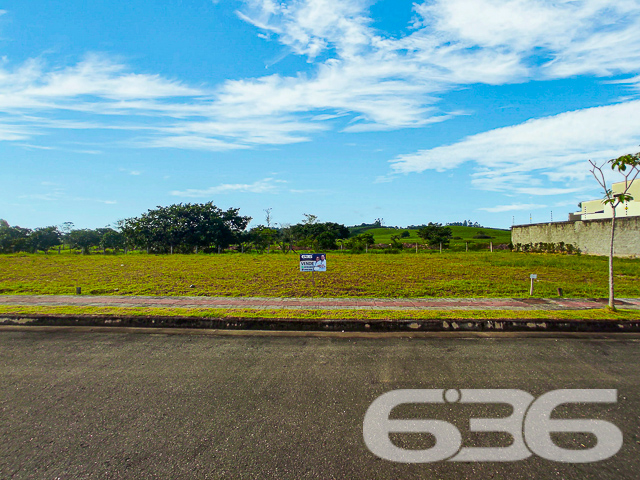 Imagine um local onde o moderno e o natural se encontram, criando um ambiente perfeito para o crescimento da sua família e o florescimento dos seus sonhos. Apresentamos o Ecovalle, o primeiro bairro planejado de Araquari, uma oportunidade rara nos tempos atuais.

Situado no coração do bairro Itinga, este terreno está pronto para receber o lar que você idealizar. Este terreno proporciona facilidade e flexibilidade para qualquer projeto arquitetônico.

Este empreendimento pensado para o seu bem-estar, alia tranquilidade e segurança com a conveniência de estar próximo a tudo o que é importante. Ruas pavimentadas e 100% asfaltadas, iluminação pública eficiente, e uma avenida com ciclovia são apenas o começo do que o Ecovalle oferece. Pensando em sustentabilidade, o bairro também conta com uma estação de tratamento de esgoto e um sistema completo de drenagem das águas da chuva.

Imagine passeios em família pelos lagos contemplativos e um projeto paisagístico que celebra o novo urbanismo. Aqui, a qualidade de vida que você busca está ao alcance das mãos, em um terreno que é o verdadeiro sinônimo de oportunidade para morar bem, trabalhar e investir em uma região que não para de se expandir.

O Ecovalle é uma verdadeira tela em branco, esperando por suas pinceladas para se transformar no lar dos seus sonhos. Invista no seu futuro e da sua família com a segurança e a excelência da 636 Negócios Imobiliários, que há mais de 30 anos transforma terrenos em lares e sonhos em realidade.

Faça parte dessa história, venha conhecer o Ecovalle e deixe que a 636 Negócios Imobiliários mostre como é fácil realizar o sonho do imóvel próprio em um local onde cada detalhe foi pensado para o seu conforto. Visite-nos em Joinville/SC e Balneário Barra do Sul/SC ou entre em contato para mais informações.

Não perca essa chance de construir não apenas uma casa, mas um lar em um dos bairros mais planejados e completos de Araquari. Lembre-se: grandes realizações começam com grandes decisões, e escolher o Ecovalle é uma delas.
 
636 NEGÓCIOS IMOBILIÁRIOS: A SUA MELHOR ESCOLHA
Com mais de 30 anos de experiência, a 636 Negócios Imobiliários é sua parceira ideal para encontrar o imóvel perfeito. Estamos prontos para ajudá-lo a fazer deste imóvel o seu novo lar.
 
Telefone: (47) 3451-0636
WhatsApp: (47) 99190-0636
 
Não perca esta oportunidade única. Visite nosso site para mais informações: i636.com.br