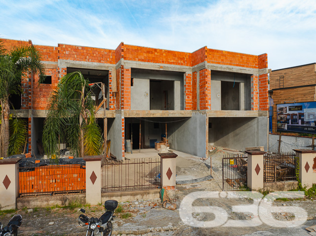 Residência Exclusiva com Entrega para Dezembro de 2024 - Saguaçu, Joinville/SC
Descubra o endereço dos seus sonhos em Saguaçu, um refúgio urbano onde o conforto se alia à conveniência. Este magnífico geminado sobrado, com previsão de entrega para dezembro de 2024, é um convite aberto à realização do seu ideal de moradia.
O lar que você sempre quis está tomando forma numa rua asfaltada e tranquila, de frente para o norte, garantindo luminosidade e bem-estar. A planta foi inteligentemente projetada para aproveitar cada centímetro do terreno.
Internamente, este lar moderno conta com acabamentos primorosos, que se desdobram em duas garagens – uma coberta e uma descoberta –, 2 dormitórios aconchegantes, e uma suíte para o seu refúgio particular. A sala de estar e jantar são integradas, proporcionando um ambiente acolhedor para os momentos em família, enquanto a cozinha conjugada amplia a praticidade do dia a dia.
A sacada se revela um verdadeiro privilégio, oferecendo vistas do entorno e um espaço extra para respirar o ar fresco da cidade. Além disso, o imóvel inclui churrasqueira, para os momentos de confraternização, e portão eletrônico, assegurando privacidade e segurança.
O endereço se torna ainda mais especial pela sua localização estratégica: próximo a vias de acesso, shopping centers, transporte público, escolas, hospitais e serviços públicos essenciais – tudo que você precisa ao seu alcance.
A valorização é certa em um bairro em franca expansão, onde cada detalhe foi pensado para harmonizar com seu estilo de vida dinâmico e moderno. Os animais de estimação são bem-vindos, e a área murada garante o lazer deles com tranquilidade.
Escolha viver em um imóvel que equilibra o charme da natureza com a dinâmica urbana. Agende uma visita e sinta a energia desse lugar que pode ser o próximo capítulo da sua história.
636 Negócios Imobiliários: Mais de 30 anos construindo sonhos e excelência imobiliária.
636 NEGÓCIOS IMOBILIÁRIOS: A SUA MELHOR ESCOLHA
Com mais de 30 anos de experiência, a 636 Negócios Imobiliários é sua parceira ideal para encontrar o imóvel perfeito. Estamos prontos para ajudá-lo a fazer deste imóvel o seu novo lar.
Telefone: (47) 3451-0636
WhatsApp: (47) 99190-0636
Não perca esta oportunidade única. Visite nosso site para mais informações: i636.com.br