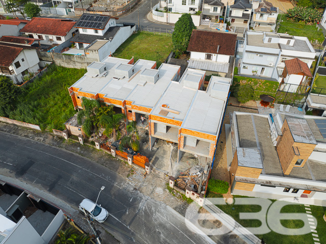 Residência Exclusiva com Entrega para Dezembro de 2024 - Saguaçu, Joinville/SC
Descubra o endereço dos seus sonhos em Saguaçu, um refúgio urbano onde o conforto se alia à conveniência. Este magnífico geminado sobrado, com previsão de entrega para dezembro de 2024, é um convite aberto à realização do seu ideal de moradia.
O lar que você sempre quis está tomando forma numa rua asfaltada e tranquila, de frente para o norte, garantindo luminosidade e bem-estar. A planta foi inteligentemente projetada para aproveitar cada centímetro do terreno.
Internamente, este lar moderno conta com acabamentos primorosos, que se desdobram em duas garagens – uma coberta e uma descoberta –, 2 dormitórios aconchegantes, e uma suíte para o seu refúgio particular. A sala de estar e jantar são integradas, proporcionando um ambiente acolhedor para os momentos em família, enquanto a cozinha conjugada amplia a praticidade do dia a dia.
A sacada se revela um verdadeiro privilégio, oferecendo vistas do entorno e um espaço extra para respirar o ar fresco da cidade. Além disso, o imóvel inclui churrasqueira, para os momentos de confraternização, e portão eletrônico, assegurando privacidade e segurança.
O endereço se torna ainda mais especial pela sua localização estratégica: próximo a vias de acesso, shopping centers, transporte público, escolas, hospitais e serviços públicos essenciais – tudo que você precisa ao seu alcance.
A valorização é certa em um bairro em franca expansão, onde cada detalhe foi pensado para harmonizar com seu estilo de vida dinâmico e moderno. Os animais de estimação são bem-vindos, e a área murada garante o lazer deles com tranquilidade.
Escolha viver em um imóvel que equilibra o charme da natureza com a dinâmica urbana. Agende uma visita e sinta a energia desse lugar que pode ser o próximo capítulo da sua história.
636 Negócios Imobiliários: Mais de 30 anos construindo sonhos e excelência imobiliária.
636 NEGÓCIOS IMOBILIÁRIOS: A SUA MELHOR ESCOLHA
Com mais de 30 anos de experiência, a 636 Negócios Imobiliários é sua parceira ideal para encontrar o imóvel perfeito. Estamos prontos para ajudá-lo a fazer deste imóvel o seu novo lar.
Telefone: (47) 3451-0636
WhatsApp: (47) 99190-0636
Não perca esta oportunidade única. Visite nosso site para mais informações: i636.com.br