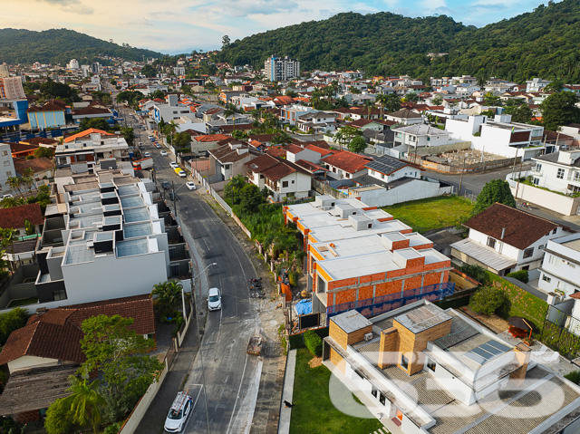 Residência Exclusiva com Entrega para Dezembro de 2024 - Saguaçu, Joinville/SC
Descubra o endereço dos seus sonhos em Saguaçu, um refúgio urbano onde o conforto se alia à conveniência. Este magnífico geminado sobrado, com previsão de entrega para dezembro de 2024, é um convite aberto à realização do seu ideal de moradia.
O lar que você sempre quis está tomando forma numa rua asfaltada e tranquila, de frente para o norte, garantindo luminosidade e bem-estar. A planta foi inteligentemente projetada para aproveitar cada centímetro do terreno.
Internamente, este lar moderno conta com acabamentos primorosos, que se desdobram em duas garagens – uma coberta e uma descoberta –, 2 dormitórios aconchegantes, e uma suíte para o seu refúgio particular. A sala de estar e jantar são integradas, proporcionando um ambiente acolhedor para os momentos em família, enquanto a cozinha conjugada amplia a praticidade do dia a dia.
A sacada se revela um verdadeiro privilégio, oferecendo vistas do entorno e um espaço extra para respirar o ar fresco da cidade. Além disso, o imóvel inclui churrasqueira, para os momentos de confraternização, e portão eletrônico, assegurando privacidade e segurança.
O endereço se torna ainda mais especial pela sua localização estratégica: próximo a vias de acesso, shopping centers, transporte público, escolas, hospitais e serviços públicos essenciais – tudo que você precisa ao seu alcance.
A valorização é certa em um bairro em franca expansão, onde cada detalhe foi pensado para harmonizar com seu estilo de vida dinâmico e moderno. Os animais de estimação são bem-vindos, e a área murada garante o lazer deles com tranquilidade.
Escolha viver em um imóvel que equilibra o charme da natureza com a dinâmica urbana. Agende uma visita e sinta a energia desse lugar que pode ser o próximo capítulo da sua história.
636 Negócios Imobiliários: Mais de 30 anos construindo sonhos e excelência imobiliária.
636 NEGÓCIOS IMOBILIÁRIOS: A SUA MELHOR ESCOLHA
Com mais de 30 anos de experiência, a 636 Negócios Imobiliários é sua parceira ideal para encontrar o imóvel perfeito. Estamos prontos para ajudá-lo a fazer deste imóvel o seu novo lar.
Telefone: (47) 3451-0636
WhatsApp: (47) 99190-0636
Não perca esta oportunidade única. Visite nosso site para mais informações: i636.com.br
