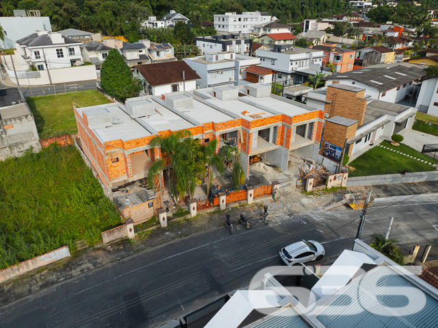 Residência Exclusiva com Entrega para Dezembro de 2024 - Saguaçu, Joinville/SC
Descubra o endereço dos seus sonhos em Saguaçu, um refúgio urbano onde o conforto se alia à conveniência. Este magnífico geminado sobrado, com previsão de entrega para dezembro de 2024, é um convite aberto à realização do seu ideal de moradia.
O lar que você sempre quis está tomando forma numa rua asfaltada e tranquila, de frente para o norte, garantindo luminosidade e bem-estar. A planta foi inteligentemente projetada para aproveitar cada centímetro do terreno.
Internamente, este lar moderno conta com acabamentos primorosos, que se desdobram em duas garagens – uma coberta e uma descoberta –, 2 dormitórios aconchegantes, e uma suíte para o seu refúgio particular. A sala de estar e jantar são integradas, proporcionando um ambiente acolhedor para os momentos em família, enquanto a cozinha conjugada amplia a praticidade do dia a dia.
A sacada se revela um verdadeiro privilégio, oferecendo vistas do entorno e um espaço extra para respirar o ar fresco da cidade. Além disso, o imóvel inclui churrasqueira, para os momentos de confraternização, e portão eletrônico, assegurando privacidade e segurança.
O endereço se torna ainda mais especial pela sua localização estratégica: próximo a vias de acesso, shopping centers, transporte público, escolas, hospitais e serviços públicos essenciais – tudo que você precisa ao seu alcance.
A valorização é certa em um bairro em franca expansão, onde cada detalhe foi pensado para harmonizar com seu estilo de vida dinâmico e moderno. Os animais de estimação são bem-vindos, e a área murada garante o lazer deles com tranquilidade.
Escolha viver em um imóvel que equilibra o charme da natureza com a dinâmica urbana. Agende uma visita e sinta a energia desse lugar que pode ser o próximo capítulo da sua história.
636 Negócios Imobiliários: Mais de 30 anos construindo sonhos e excelência imobiliária.
636 NEGÓCIOS IMOBILIÁRIOS: A SUA MELHOR ESCOLHA
Com mais de 30 anos de experiência, a 636 Negócios Imobiliários é sua parceira ideal para encontrar o imóvel perfeito. Estamos prontos para ajudá-lo a fazer deste imóvel o seu novo lar.
Telefone: (47) 3451-0636
WhatsApp: (47) 99190-0636
Não perca esta oportunidade única. Visite nosso site para mais informações: i636.com.br