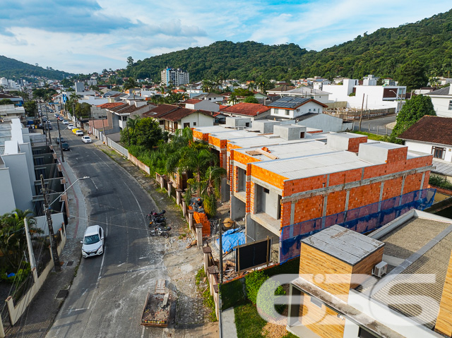 Residência Exclusiva com Entrega para Dezembro de 2024 - Saguaçu, Joinville/SC
Descubra o endereço dos seus sonhos em Saguaçu, um refúgio urbano onde o conforto se alia à conveniência. Este magnífico geminado sobrado, com previsão de entrega para dezembro de 2024, é um convite aberto à realização do seu ideal de moradia.
O lar que você sempre quis está tomando forma numa rua asfaltada e tranquila, de frente para o norte, garantindo luminosidade e bem-estar. A planta foi inteligentemente projetada para aproveitar cada centímetro do terreno.
Internamente, este lar moderno conta com acabamentos primorosos, que se desdobram em duas garagens – uma coberta e uma descoberta –, 2 dormitórios aconchegantes, e uma suíte para o seu refúgio particular. A sala de estar e jantar são integradas, proporcionando um ambiente acolhedor para os momentos em família, enquanto a cozinha conjugada amplia a praticidade do dia a dia.
A sacada se revela um verdadeiro privilégio, oferecendo vistas do entorno e um espaço extra para respirar o ar fresco da cidade. Além disso, o imóvel inclui churrasqueira, para os momentos de confraternização, e portão eletrônico, assegurando privacidade e segurança.
O endereço se torna ainda mais especial pela sua localização estratégica: próximo a vias de acesso, shopping centers, transporte público, escolas, hospitais e serviços públicos essenciais – tudo que você precisa ao seu alcance.
A valorização é certa em um bairro em franca expansão, onde cada detalhe foi pensado para harmonizar com seu estilo de vida dinâmico e moderno. Os animais de estimação são bem-vindos, e a área murada garante o lazer deles com tranquilidade.
Escolha viver em um imóvel que equilibra o charme da natureza com a dinâmica urbana. Agende uma visita e sinta a energia desse lugar que pode ser o próximo capítulo da sua história.
636 Negócios Imobiliários: Mais de 30 anos construindo sonhos e excelência imobiliária.
636 NEGÓCIOS IMOBILIÁRIOS: A SUA MELHOR ESCOLHA
Com mais de 30 anos de experiência, a 636 Negócios Imobiliários é sua parceira ideal para encontrar o imóvel perfeito. Estamos prontos para ajudá-lo a fazer deste imóvel o seu novo lar.
Telefone: (47) 3451-0636
WhatsApp: (47) 99190-0636
Não perca esta oportunidade única. Visite nosso site para mais informações: i636.com.br