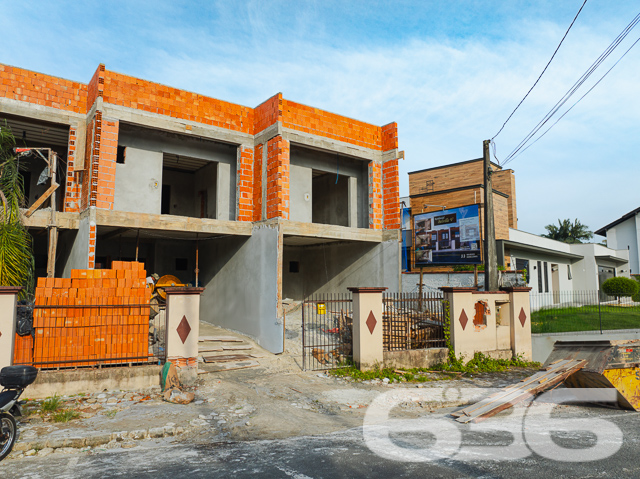 Residência Exclusiva com Entrega para Dezembro de 2024 - Saguaçu, Joinville/SC
Descubra o endereço dos seus sonhos em Saguaçu, um refúgio urbano onde o conforto se alia à conveniência. Este magnífico geminado sobrado, com previsão de entrega para dezembro de 2024, é um convite aberto à realização do seu ideal de moradia.
O lar que você sempre quis está tomando forma numa rua asfaltada e tranquila, de frente para o norte, garantindo luminosidade e bem-estar. A planta foi inteligentemente projetada para aproveitar cada centímetro do terreno.
Internamente, este lar moderno conta com acabamentos primorosos, que se desdobram em duas garagens – uma coberta e uma descoberta –, 2 dormitórios aconchegantes, e uma suíte para o seu refúgio particular. A sala de estar e jantar são integradas, proporcionando um ambiente acolhedor para os momentos em família, enquanto a cozinha conjugada amplia a praticidade do dia a dia.
A sacada se revela um verdadeiro privilégio, oferecendo vistas do entorno e um espaço extra para respirar o ar fresco da cidade. Além disso, o imóvel inclui churrasqueira, para os momentos de confraternização, e portão eletrônico, assegurando privacidade e segurança.
O endereço se torna ainda mais especial pela sua localização estratégica: próximo a vias de acesso, shopping centers, transporte público, escolas, hospitais e serviços públicos essenciais – tudo que você precisa ao seu alcance.
A valorização é certa em um bairro em franca expansão, onde cada detalhe foi pensado para harmonizar com seu estilo de vida dinâmico e moderno. Os animais de estimação são bem-vindos, e a área murada garante o lazer deles com tranquilidade.
Escolha viver em um imóvel que equilibra o charme da natureza com a dinâmica urbana. Agende uma visita e sinta a energia desse lugar que pode ser o próximo capítulo da sua história.
636 Negócios Imobiliários: Mais de 30 anos construindo sonhos e excelência imobiliária.
636 NEGÓCIOS IMOBILIÁRIOS: A SUA MELHOR ESCOLHA
Com mais de 30 anos de experiência, a 636 Negócios Imobiliários é sua parceira ideal para encontrar o imóvel perfeito. Estamos prontos para ajudá-lo a fazer deste imóvel o seu novo lar.
Telefone: (47) 3451-0636
WhatsApp: (47) 99190-0636
Não perca esta oportunidade única. Visite nosso site para mais informações: i636.com.br