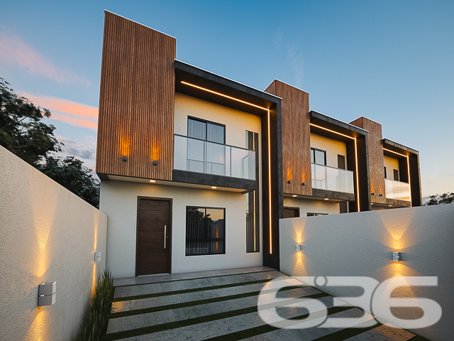 Descubra o encanto de viver bem em um dos bairros mais desejados de Joinville, com a garantia de qualidade e tradição da 636 Negócios Imobiliários. Apresentamos uma oportunidade única de investir em um belíssimo geminado localizado no coração do bairro Anita Garibaldi, uma região que combina a tranquilidade de uma vida residencial com a conveniência de acessos e serviços que só uma cidade planejada pode oferecer.

Este elegante geminado, com entrega prevista para novembro de 2024, foi projetado pensando no conforto e na modernidade. A construção nova está estrategicamente posicionada em um terreno com dimensões ideais para proporcionar um amplo espaço de lazer e convivência.

A residência se destaca por sua planta inteligentemente distribuída em dois pavimentos. No térreo, você encontrará duas vagas de garagem descobertas, liderando para uma generosa área externa privativa. A integração da cozinha, sala de jantar e estar oferece um ambiente acolhedor e perfeito para momentos em família ou entre amigos. Além disso, a área de serviço separada e um prático lavabo completam este nível.

Subindo para o pavimento superior, a propriedade continua a impressionar com três suítes, garantindo privacidade e conforto para todos os moradores. A suíte principal inclui uma varanda encantadora, ideal para desfrutar de momentos de relaxamento com vista para o bairro.

A construção deste imóvel segue os mais altos padrões de qualidade, com atenção aos detalhes que só a 636 Negócios Imobiliários poderia oferecer. Cada aspecto do geminado foi cuidadosamente escolhido para garantir uma residência que não apenas atenda, mas exceda as expectativas dos mais exigentes.

Este imóvel é ideal para quem busca uma vida com qualidade, espaço e segurança. As características incluem:

Área total construída com 2 garagens descobertas, 3 suítes com 3 banheiros completos;   
Área de festas, sala de estar e jantar, cozinha, lavabo, área de serviço e sacada;
Proximidade com serviços, comércios e áreas de lazer.
Viva o sonho de possuir uma casa no Anita Garibaldi, onde cada detalhe é pensado para seu bem-estar. Venha conhecer este projeto excepcional e descubra por que a 636 Negócios Imobiliários é reconhecida por sua excelência e confiabilidade no mercado imobiliário. Nosso compromisso é com sua satisfação total, oferecendo não apenas uma casa, mas um verdadeiro lar. Aguardamos seu contato para marcar uma visita e proporcionar a você a experiência completa que só este imóvel pode oferecer.
 
636 NEGÓCIOS IMOBILIÁRIOS: A SUA MELHOR ESCOLHA
Com mais de 30 anos de experiência, a 636 Negócios Imobiliários é sua parceira ideal para encontrar o imóvel perfeito. Estamos prontos para ajudá-lo a fazer deste imóvel o seu novo lar.
 
Telefone: (47) 3451-0636
WhatsApp: (47) 99190-0636
 
Não perca esta oportunidade única. Visite nosso site para mais informações: i636.com.br