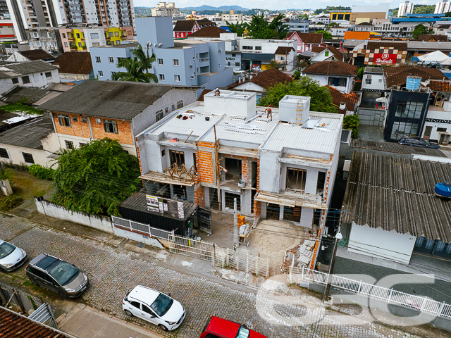 Descubra o encanto de viver bem em um dos bairros mais desejados de Joinville, com a garantia de qualidade e tradição da 636 Negócios Imobiliários. Apresentamos uma oportunidade única de investir em um belíssimo geminado localizado no coração do bairro Anita Garibaldi, uma região que combina a tranquilidade de uma vida residencial com a conveniência de acessos e serviços que só uma cidade planejada pode oferecer.

Este elegante geminado, com entrega prevista para novembro de 2024, foi projetado pensando no conforto e na modernidade. A construção nova está estrategicamente posicionada em um terreno com dimensões ideais para proporcionar um amplo espaço de lazer e convivência.

A residência se destaca por sua planta inteligentemente distribuída em dois pavimentos. No térreo, você encontrará duas vagas de garagem descobertas, liderando para uma generosa área externa privativa. A integração da cozinha, sala de jantar e estar oferece um ambiente acolhedor e perfeito para momentos em família ou entre amigos. Além disso, a área de serviço separada e um prático lavabo completam este nível.

Subindo para o pavimento superior, a propriedade continua a impressionar com três suítes, garantindo privacidade e conforto para todos os moradores. A suíte principal inclui uma varanda encantadora, ideal para desfrutar de momentos de relaxamento com vista para o bairro.

A construção deste imóvel segue os mais altos padrões de qualidade, com atenção aos detalhes que só a 636 Negócios Imobiliários poderia oferecer. Cada aspecto do geminado foi cuidadosamente escolhido para garantir uma residência que não apenas atenda, mas exceda as expectativas dos mais exigentes.

Este imóvel é ideal para quem busca uma vida com qualidade, espaço e segurança. As características incluem:

Área total construída com 2 garagens descobertas, 3 suítes com 3 banheiros completos;   
Área de festas, sala de estar e jantar, cozinha, lavabo, área de serviço e sacada;
Proximidade com serviços, comércios e áreas de lazer.
Viva o sonho de possuir uma casa no Anita Garibaldi, onde cada detalhe é pensado para seu bem-estar. Venha conhecer este projeto excepcional e descubra por que a 636 Negócios Imobiliários é reconhecida por sua excelência e confiabilidade no mercado imobiliário. Nosso compromisso é com sua satisfação total, oferecendo não apenas uma casa, mas um verdadeiro lar. Aguardamos seu contato para marcar uma visita e proporcionar a você a experiência completa que só este imóvel pode oferecer.
 
636 NEGÓCIOS IMOBILIÁRIOS: A SUA MELHOR ESCOLHA
Com mais de 30 anos de experiência, a 636 Negócios Imobiliários é sua parceira ideal para encontrar o imóvel perfeito. Estamos prontos para ajudá-lo a fazer deste imóvel o seu novo lar.
 
Telefone: (47) 3451-0636
WhatsApp: (47) 99190-0636
 
Não perca esta oportunidade única. Visite nosso site para mais informações: i636.com.br