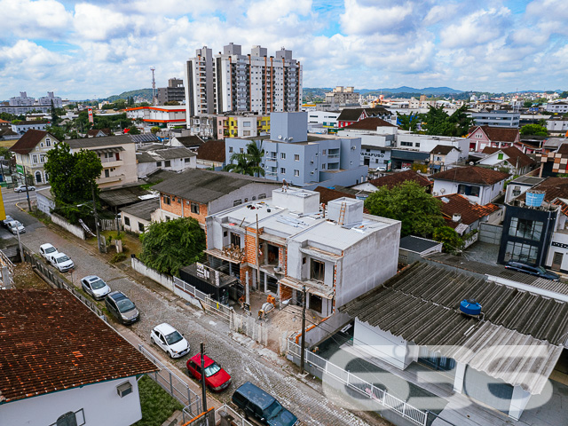 Descubra o encanto de viver bem em um dos bairros mais desejados de Joinville, com a garantia de qualidade e tradição da 636 Negócios Imobiliários. Apresentamos uma oportunidade única de investir em um belíssimo geminado localizado no coração do bairro Anita Garibaldi, uma região que combina a tranquilidade de uma vida residencial com a conveniência de acessos e serviços que só uma cidade planejada pode oferecer.

Este elegante geminado, com entrega prevista para novembro de 2024, foi projetado pensando no conforto e na modernidade. A construção nova está estrategicamente posicionada em um terreno com dimensões ideais para proporcionar um amplo espaço de lazer e convivência.

A residência se destaca por sua planta inteligentemente distribuída em dois pavimentos. No térreo, você encontrará duas vagas de garagem descobertas, liderando para uma generosa área externa privativa. A integração da cozinha, sala de jantar e estar oferece um ambiente acolhedor e perfeito para momentos em família ou entre amigos. Além disso, a área de serviço separada e um prático lavabo completam este nível.

Subindo para o pavimento superior, a propriedade continua a impressionar com três suítes, garantindo privacidade e conforto para todos os moradores. A suíte principal inclui uma varanda encantadora, ideal para desfrutar de momentos de relaxamento com vista para o bairro.

A construção deste imóvel segue os mais altos padrões de qualidade, com atenção aos detalhes que só a 636 Negócios Imobiliários poderia oferecer. Cada aspecto do geminado foi cuidadosamente escolhido para garantir uma residência que não apenas atenda, mas exceda as expectativas dos mais exigentes.

Este imóvel é ideal para quem busca uma vida com qualidade, espaço e segurança. As características incluem:

Área total construída com 2 garagens descobertas, 3 suítes com 3 banheiros completos;   
Área de festas, sala de estar e jantar, cozinha, lavabo, área de serviço e sacada;
Proximidade com serviços, comércios e áreas de lazer.
Viva o sonho de possuir uma casa no Anita Garibaldi, onde cada detalhe é pensado para seu bem-estar. Venha conhecer este projeto excepcional e descubra por que a 636 Negócios Imobiliários é reconhecida por sua excelência e confiabilidade no mercado imobiliário. Nosso compromisso é com sua satisfação total, oferecendo não apenas uma casa, mas um verdadeiro lar. Aguardamos seu contato para marcar uma visita e proporcionar a você a experiência completa que só este imóvel pode oferecer.
 
636 NEGÓCIOS IMOBILIÁRIOS: A SUA MELHOR ESCOLHA
Com mais de 30 anos de experiência, a 636 Negócios Imobiliários é sua parceira ideal para encontrar o imóvel perfeito. Estamos prontos para ajudá-lo a fazer deste imóvel o seu novo lar.
 
Telefone: (47) 3451-0636
WhatsApp: (47) 99190-0636
 
Não perca esta oportunidade única. Visite nosso site para mais informações: i636.com.br