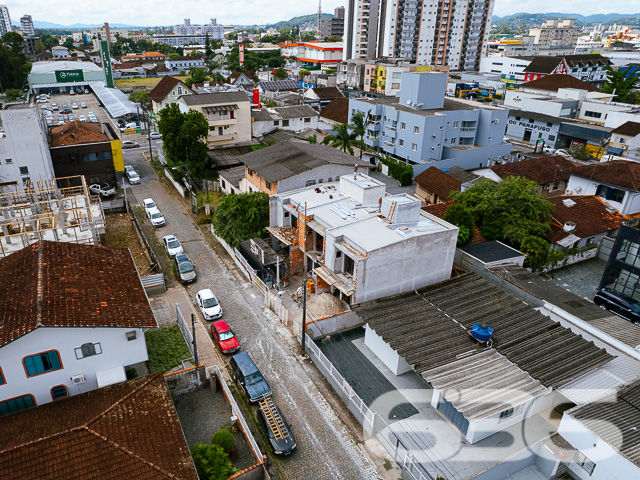 Descubra o encanto de viver bem em um dos bairros mais desejados de Joinville, com a garantia de qualidade e tradição da 636 Negócios Imobiliários. Apresentamos uma oportunidade única de investir em um belíssimo geminado localizado no coração do bairro Anita Garibaldi, uma região que combina a tranquilidade de uma vida residencial com a conveniência de acessos e serviços que só uma cidade planejada pode oferecer.

Este elegante geminado, com entrega prevista para novembro de 2024, foi projetado pensando no conforto e na modernidade. A construção nova está estrategicamente posicionada em um terreno com dimensões ideais para proporcionar um amplo espaço de lazer e convivência.

A residência se destaca por sua planta inteligentemente distribuída em dois pavimentos. No térreo, você encontrará duas vagas de garagem descobertas, liderando para uma generosa área externa privativa. A integração da cozinha, sala de jantar e estar oferece um ambiente acolhedor e perfeito para momentos em família ou entre amigos. Além disso, a área de serviço separada e um prático lavabo completam este nível.

Subindo para o pavimento superior, a propriedade continua a impressionar com três suítes, garantindo privacidade e conforto para todos os moradores. A suíte principal inclui uma varanda encantadora, ideal para desfrutar de momentos de relaxamento com vista para o bairro.

A construção deste imóvel segue os mais altos padrões de qualidade, com atenção aos detalhes que só a 636 Negócios Imobiliários poderia oferecer. Cada aspecto do geminado foi cuidadosamente escolhido para garantir uma residência que não apenas atenda, mas exceda as expectativas dos mais exigentes.

Este imóvel é ideal para quem busca uma vida com qualidade, espaço e segurança. As características incluem:

Área total construída com 2 garagens descobertas, 3 suítes com 3 banheiros completos;   
Área de festas, sala de estar e jantar, cozinha, lavabo, área de serviço e sacada;
Proximidade com serviços, comércios e áreas de lazer.
Viva o sonho de possuir uma casa no Anita Garibaldi, onde cada detalhe é pensado para seu bem-estar. Venha conhecer este projeto excepcional e descubra por que a 636 Negócios Imobiliários é reconhecida por sua excelência e confiabilidade no mercado imobiliário. Nosso compromisso é com sua satisfação total, oferecendo não apenas uma casa, mas um verdadeiro lar. Aguardamos seu contato para marcar uma visita e proporcionar a você a experiência completa que só este imóvel pode oferecer.
 
636 NEGÓCIOS IMOBILIÁRIOS: A SUA MELHOR ESCOLHA
Com mais de 30 anos de experiência, a 636 Negócios Imobiliários é sua parceira ideal para encontrar o imóvel perfeito. Estamos prontos para ajudá-lo a fazer deste imóvel o seu novo lar.
 
Telefone: (47) 3451-0636
WhatsApp: (47) 99190-0636
 
Não perca esta oportunidade única. Visite nosso site para mais informações: i636.com.br