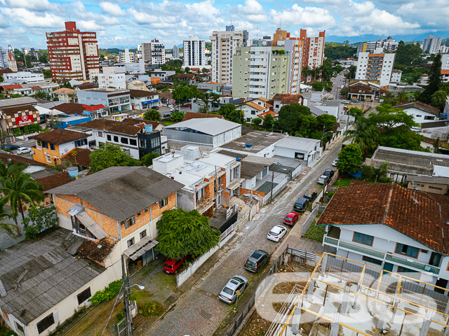 Descubra o encanto de viver bem em um dos bairros mais desejados de Joinville, com a garantia de qualidade e tradição da 636 Negócios Imobiliários. Apresentamos uma oportunidade única de investir em um belíssimo geminado localizado no coração do bairro Anita Garibaldi, uma região que combina a tranquilidade de uma vida residencial com a conveniência de acessos e serviços que só uma cidade planejada pode oferecer.

Este elegante geminado, com entrega prevista para novembro de 2024, foi projetado pensando no conforto e na modernidade. A construção nova está estrategicamente posicionada em um terreno com dimensões ideais para proporcionar um amplo espaço de lazer e convivência.

A residência se destaca por sua planta inteligentemente distribuída em dois pavimentos. No térreo, você encontrará duas vagas de garagem descobertas, liderando para uma generosa área externa privativa. A integração da cozinha, sala de jantar e estar oferece um ambiente acolhedor e perfeito para momentos em família ou entre amigos. Além disso, a área de serviço separada e um prático lavabo completam este nível.

Subindo para o pavimento superior, a propriedade continua a impressionar com três suítes, garantindo privacidade e conforto para todos os moradores. A suíte principal inclui uma varanda encantadora, ideal para desfrutar de momentos de relaxamento com vista para o bairro.

A construção deste imóvel segue os mais altos padrões de qualidade, com atenção aos detalhes que só a 636 Negócios Imobiliários poderia oferecer. Cada aspecto do geminado foi cuidadosamente escolhido para garantir uma residência que não apenas atenda, mas exceda as expectativas dos mais exigentes.

Este imóvel é ideal para quem busca uma vida com qualidade, espaço e segurança. As características incluem:

Área total construída com 2 garagens descobertas, 3 suítes com 3 banheiros completos;   
Área de festas, sala de estar e jantar, cozinha, lavabo, área de serviço e sacada;
Proximidade com serviços, comércios e áreas de lazer.
Viva o sonho de possuir uma casa no Anita Garibaldi, onde cada detalhe é pensado para seu bem-estar. Venha conhecer este projeto excepcional e descubra por que a 636 Negócios Imobiliários é reconhecida por sua excelência e confiabilidade no mercado imobiliário. Nosso compromisso é com sua satisfação total, oferecendo não apenas uma casa, mas um verdadeiro lar. Aguardamos seu contato para marcar uma visita e proporcionar a você a experiência completa que só este imóvel pode oferecer.
 
636 NEGÓCIOS IMOBILIÁRIOS: A SUA MELHOR ESCOLHA
Com mais de 30 anos de experiência, a 636 Negócios Imobiliários é sua parceira ideal para encontrar o imóvel perfeito. Estamos prontos para ajudá-lo a fazer deste imóvel o seu novo lar.
 
Telefone: (47) 3451-0636
WhatsApp: (47) 99190-0636
 
Não perca esta oportunidade única. Visite nosso site para mais informações: i636.com.br