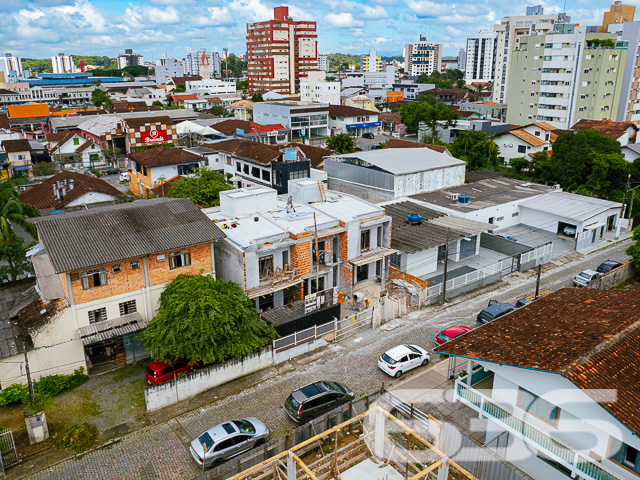 Descubra o encanto de viver bem em um dos bairros mais desejados de Joinville, com a garantia de qualidade e tradição da 636 Negócios Imobiliários. Apresentamos uma oportunidade única de investir em um belíssimo geminado localizado no coração do bairro Anita Garibaldi, uma região que combina a tranquilidade de uma vida residencial com a conveniência de acessos e serviços que só uma cidade planejada pode oferecer.

Este elegante geminado, com entrega prevista para novembro de 2024, foi projetado pensando no conforto e na modernidade. A construção nova está estrategicamente posicionada em um terreno com dimensões ideais para proporcionar um amplo espaço de lazer e convivência.

A residência se destaca por sua planta inteligentemente distribuída em dois pavimentos. No térreo, você encontrará duas vagas de garagem descobertas, liderando para uma generosa área externa privativa. A integração da cozinha, sala de jantar e estar oferece um ambiente acolhedor e perfeito para momentos em família ou entre amigos. Além disso, a área de serviço separada e um prático lavabo completam este nível.

Subindo para o pavimento superior, a propriedade continua a impressionar com três suítes, garantindo privacidade e conforto para todos os moradores. A suíte principal inclui uma varanda encantadora, ideal para desfrutar de momentos de relaxamento com vista para o bairro.

A construção deste imóvel segue os mais altos padrões de qualidade, com atenção aos detalhes que só a 636 Negócios Imobiliários poderia oferecer. Cada aspecto do geminado foi cuidadosamente escolhido para garantir uma residência que não apenas atenda, mas exceda as expectativas dos mais exigentes.

Este imóvel é ideal para quem busca uma vida com qualidade, espaço e segurança. As características incluem:

Área total construída com 2 garagens descobertas, 3 suítes com 3 banheiros completos;   
Área de festas, sala de estar e jantar, cozinha, lavabo, área de serviço e sacada;
Proximidade com serviços, comércios e áreas de lazer.
Viva o sonho de possuir uma casa no Anita Garibaldi, onde cada detalhe é pensado para seu bem-estar. Venha conhecer este projeto excepcional e descubra por que a 636 Negócios Imobiliários é reconhecida por sua excelência e confiabilidade no mercado imobiliário. Nosso compromisso é com sua satisfação total, oferecendo não apenas uma casa, mas um verdadeiro lar. Aguardamos seu contato para marcar uma visita e proporcionar a você a experiência completa que só este imóvel pode oferecer.
 
636 NEGÓCIOS IMOBILIÁRIOS: A SUA MELHOR ESCOLHA
Com mais de 30 anos de experiência, a 636 Negócios Imobiliários é sua parceira ideal para encontrar o imóvel perfeito. Estamos prontos para ajudá-lo a fazer deste imóvel o seu novo lar.
 
Telefone: (47) 3451-0636
WhatsApp: (47) 99190-0636
 
Não perca esta oportunidade única. Visite nosso site para mais informações: i636.com.br