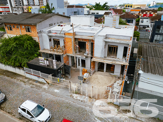 Descubra o encanto de viver bem em um dos bairros mais desejados de Joinville, com a garantia de qualidade e tradição da 636 Negócios Imobiliários. Apresentamos uma oportunidade única de investir em um belíssimo geminado localizado no coração do bairro Anita Garibaldi, uma região que combina a tranquilidade de uma vida residencial com a conveniência de acessos e serviços que só uma cidade planejada pode oferecer.

Este elegante geminado, com entrega prevista para novembro de 2024, foi projetado pensando no conforto e na modernidade. A construção nova está estrategicamente posicionada em um terreno com dimensões ideais para proporcionar um amplo espaço de lazer e convivência.

A residência se destaca por sua planta inteligentemente distribuída em dois pavimentos. No térreo, você encontrará duas vagas de garagem descobertas, liderando para uma generosa área externa privativa. A integração da cozinha, sala de jantar e estar oferece um ambiente acolhedor e perfeito para momentos em família ou entre amigos. Além disso, a área de serviço separada e um prático lavabo completam este nível.

Subindo para o pavimento superior, a propriedade continua a impressionar com três suítes, garantindo privacidade e conforto para todos os moradores. A suíte principal inclui uma varanda encantadora, ideal para desfrutar de momentos de relaxamento com vista para o bairro.

A construção deste imóvel segue os mais altos padrões de qualidade, com atenção aos detalhes que só a 636 Negócios Imobiliários poderia oferecer. Cada aspecto do geminado foi cuidadosamente escolhido para garantir uma residência que não apenas atenda, mas exceda as expectativas dos mais exigentes.

Este imóvel é ideal para quem busca uma vida com qualidade, espaço e segurança. As características incluem:

Área total construída com 2 garagens descobertas, 3 suítes com 3 banheiros completos;   
Área de festas, sala de estar e jantar, cozinha, lavabo, área de serviço e sacada;
Proximidade com serviços, comércios e áreas de lazer.
Viva o sonho de possuir uma casa no Anita Garibaldi, onde cada detalhe é pensado para seu bem-estar. Venha conhecer este projeto excepcional e descubra por que a 636 Negócios Imobiliários é reconhecida por sua excelência e confiabilidade no mercado imobiliário. Nosso compromisso é com sua satisfação total, oferecendo não apenas uma casa, mas um verdadeiro lar. Aguardamos seu contato para marcar uma visita e proporcionar a você a experiência completa que só este imóvel pode oferecer.
 
636 NEGÓCIOS IMOBILIÁRIOS: A SUA MELHOR ESCOLHA
Com mais de 30 anos de experiência, a 636 Negócios Imobiliários é sua parceira ideal para encontrar o imóvel perfeito. Estamos prontos para ajudá-lo a fazer deste imóvel o seu novo lar.
 
Telefone: (47) 3451-0636
WhatsApp: (47) 99190-0636
 
Não perca esta oportunidade única. Visite nosso site para mais informações: i636.com.br