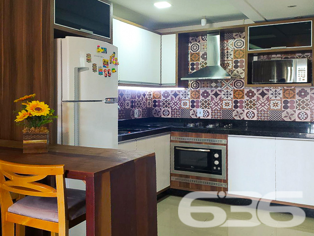 Descubra seu novo lar em Joinville, no charmoso bairro de Jarivatuba, onde a tranquilidade encontra a conveniência. Apresentamos um imóvel geminado térreo, perfeito para quem valoriza a comodidade e o conforto. A 636 Negócios Imobiliários orgulha-se de oferecer esta residência, refletindo a excelência e a precisão técnico-jurídica que nos distinguem no mercado imobiliário.

Detalhes do Imóvel:

* Tipo: Residência Geminada Térrea
* Quartos: 2
* Banheiros: 1
* Garagens: Espaço coberto e descoberto disponível
* Sala de Estar: Ampla e aconchegante, ideal para reunir a família e amigos
* Cozinha: Funcional e prática, projetada para facilitar o seu dia a dia

Esta casa é uma verdadeira joia em Jarivatuba, uma região que se destaca pela sua serenidade e proximidade com a natureza, sem abrir mão da acessibilidade aos serviços essenciais. A rua reflete o ambiente pacífico do bairro e a comunidade acolhedora que o rodeia.

Ideal para famílias ou casais que buscam um recanto seguro e confortável para crescer e criar momentos memoráveis. O layout interno é desenhado para maximizar o espaço e a funcionalidade, com áreas de convívio que convidam ao lazer e ao descanso.

Por que escolher a 636 Negócios Imobiliários?
Com mais de 30 anos de experiência no mercado imobiliário e uma equipe de mais de 50 corretores, oferecemos um serviço de mediação impecável e suporte completo em todas as etapas da compra. Nossa reputação é construída sobre a solidez técnica e o compromisso com a excelência.

Venha conhecer este encantador imóvel. Agende uma visita e sinta-se já em casa. Na 636 Negócios Imobiliários, não apenas facilitamos a compra do seu imóvel — nós tornamos seus sonhos uma realidade.
 
636 NEGÓCIOS IMOBILIÁRIOS: A SUA MELHOR ESCOLHA
Com mais de 30 anos de experiência, a 636 Negócios Imobiliários é sua parceira ideal para encontrar o imóvel perfeito. Estamos prontos para ajudá-lo a fazer deste imóvel o seu novo lar.
 
Telefone: (47) 3451-0636
WhatsApp: (47) 99190-0636
 
Não perca esta oportunidade única. Visite nosso site para mais informações: i636.com.br