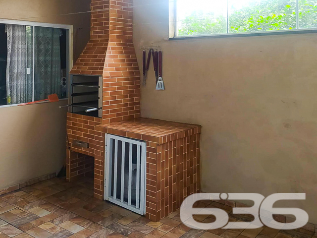 Descubra seu novo lar em Joinville, no charmoso bairro de Jarivatuba, onde a tranquilidade encontra a conveniência. Apresentamos um imóvel geminado térreo, perfeito para quem valoriza a comodidade e o conforto. A 636 Negócios Imobiliários orgulha-se de oferecer esta residência, refletindo a excelência e a precisão técnico-jurídica que nos distinguem no mercado imobiliário.

Detalhes do Imóvel:

* Tipo: Residência Geminada Térrea
* Quartos: 2
* Banheiros: 1
* Garagens: Espaço coberto e descoberto disponível
* Sala de Estar: Ampla e aconchegante, ideal para reunir a família e amigos
* Cozinha: Funcional e prática, projetada para facilitar o seu dia a dia

Esta casa é uma verdadeira joia em Jarivatuba, uma região que se destaca pela sua serenidade e proximidade com a natureza, sem abrir mão da acessibilidade aos serviços essenciais. A rua reflete o ambiente pacífico do bairro e a comunidade acolhedora que o rodeia.

Ideal para famílias ou casais que buscam um recanto seguro e confortável para crescer e criar momentos memoráveis. O layout interno é desenhado para maximizar o espaço e a funcionalidade, com áreas de convívio que convidam ao lazer e ao descanso.

Por que escolher a 636 Negócios Imobiliários?
Com mais de 30 anos de experiência no mercado imobiliário e uma equipe de mais de 50 corretores, oferecemos um serviço de mediação impecável e suporte completo em todas as etapas da compra. Nossa reputação é construída sobre a solidez técnica e o compromisso com a excelência.

Venha conhecer este encantador imóvel. Agende uma visita e sinta-se já em casa. Na 636 Negócios Imobiliários, não apenas facilitamos a compra do seu imóvel — nós tornamos seus sonhos uma realidade.
 
636 NEGÓCIOS IMOBILIÁRIOS: A SUA MELHOR ESCOLHA
Com mais de 30 anos de experiência, a 636 Negócios Imobiliários é sua parceira ideal para encontrar o imóvel perfeito. Estamos prontos para ajudá-lo a fazer deste imóvel o seu novo lar.
 
Telefone: (47) 3451-0636
WhatsApp: (47) 99190-0636
 
Não perca esta oportunidade única. Visite nosso site para mais informações: i636.com.br