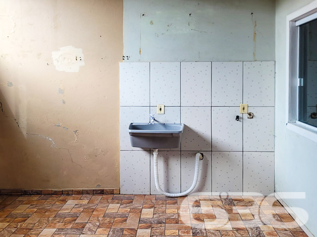 Descubra seu novo lar em Joinville, no charmoso bairro de Jarivatuba, onde a tranquilidade encontra a conveniência. Apresentamos um imóvel geminado térreo, perfeito para quem valoriza a comodidade e o conforto. A 636 Negócios Imobiliários orgulha-se de oferecer esta residência, refletindo a excelência e a precisão técnico-jurídica que nos distinguem no mercado imobiliário.

Detalhes do Imóvel:

* Tipo: Residência Geminada Térrea
* Quartos: 2
* Banheiros: 1
* Garagens: Espaço coberto e descoberto disponível
* Sala de Estar: Ampla e aconchegante, ideal para reunir a família e amigos
* Cozinha: Funcional e prática, projetada para facilitar o seu dia a dia

Esta casa é uma verdadeira joia em Jarivatuba, uma região que se destaca pela sua serenidade e proximidade com a natureza, sem abrir mão da acessibilidade aos serviços essenciais. A rua reflete o ambiente pacífico do bairro e a comunidade acolhedora que o rodeia.

Ideal para famílias ou casais que buscam um recanto seguro e confortável para crescer e criar momentos memoráveis. O layout interno é desenhado para maximizar o espaço e a funcionalidade, com áreas de convívio que convidam ao lazer e ao descanso.

Por que escolher a 636 Negócios Imobiliários?
Com mais de 30 anos de experiência no mercado imobiliário e uma equipe de mais de 50 corretores, oferecemos um serviço de mediação impecável e suporte completo em todas as etapas da compra. Nossa reputação é construída sobre a solidez técnica e o compromisso com a excelência.

Venha conhecer este encantador imóvel. Agende uma visita e sinta-se já em casa. Na 636 Negócios Imobiliários, não apenas facilitamos a compra do seu imóvel — nós tornamos seus sonhos uma realidade.
 
636 NEGÓCIOS IMOBILIÁRIOS: A SUA MELHOR ESCOLHA
Com mais de 30 anos de experiência, a 636 Negócios Imobiliários é sua parceira ideal para encontrar o imóvel perfeito. Estamos prontos para ajudá-lo a fazer deste imóvel o seu novo lar.
 
Telefone: (47) 3451-0636
WhatsApp: (47) 99190-0636
 
Não perca esta oportunidade única. Visite nosso site para mais informações: i636.com.br