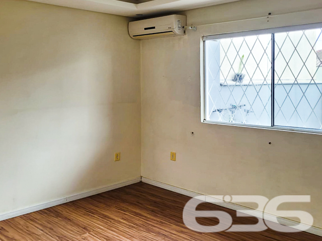 Descubra seu novo lar em Joinville, no charmoso bairro de Jarivatuba, onde a tranquilidade encontra a conveniência. Apresentamos um imóvel geminado térreo, perfeito para quem valoriza a comodidade e o conforto. A 636 Negócios Imobiliários orgulha-se de oferecer esta residência, refletindo a excelência e a precisão técnico-jurídica que nos distinguem no mercado imobiliário.

Detalhes do Imóvel:

* Tipo: Residência Geminada Térrea
* Quartos: 2
* Banheiros: 1
* Garagens: Espaço coberto e descoberto disponível
* Sala de Estar: Ampla e aconchegante, ideal para reunir a família e amigos
* Cozinha: Funcional e prática, projetada para facilitar o seu dia a dia

Esta casa é uma verdadeira joia em Jarivatuba, uma região que se destaca pela sua serenidade e proximidade com a natureza, sem abrir mão da acessibilidade aos serviços essenciais. A rua reflete o ambiente pacífico do bairro e a comunidade acolhedora que o rodeia.

Ideal para famílias ou casais que buscam um recanto seguro e confortável para crescer e criar momentos memoráveis. O layout interno é desenhado para maximizar o espaço e a funcionalidade, com áreas de convívio que convidam ao lazer e ao descanso.

Por que escolher a 636 Negócios Imobiliários?
Com mais de 30 anos de experiência no mercado imobiliário e uma equipe de mais de 50 corretores, oferecemos um serviço de mediação impecável e suporte completo em todas as etapas da compra. Nossa reputação é construída sobre a solidez técnica e o compromisso com a excelência.

Venha conhecer este encantador imóvel. Agende uma visita e sinta-se já em casa. Na 636 Negócios Imobiliários, não apenas facilitamos a compra do seu imóvel — nós tornamos seus sonhos uma realidade.
 
636 NEGÓCIOS IMOBILIÁRIOS: A SUA MELHOR ESCOLHA
Com mais de 30 anos de experiência, a 636 Negócios Imobiliários é sua parceira ideal para encontrar o imóvel perfeito. Estamos prontos para ajudá-lo a fazer deste imóvel o seu novo lar.
 
Telefone: (47) 3451-0636
WhatsApp: (47) 99190-0636
 
Não perca esta oportunidade única. Visite nosso site para mais informações: i636.com.br