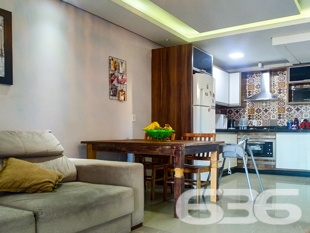 Descubra seu novo lar em Joinville, no charmoso bairro de Jarivatuba, onde a tranquilidade encontra a conveniência. Apresentamos um imóvel geminado térreo, perfeito para quem valoriza a comodidade e o conforto. A 636 Negócios Imobiliários orgulha-se de oferecer esta residência, refletindo a excelência e a precisão técnico-jurídica que nos distinguem no mercado imobiliário.

Detalhes do Imóvel:

* Tipo: Residência Geminada Térrea
* Quartos: 2
* Banheiros: 1
* Garagens: Espaço coberto e descoberto disponível
* Sala de Estar: Ampla e aconchegante, ideal para reunir a família e amigos
* Cozinha: Funcional e prática, projetada para facilitar o seu dia a dia

Esta casa é uma verdadeira joia em Jarivatuba, uma região que se destaca pela sua serenidade e proximidade com a natureza, sem abrir mão da acessibilidade aos serviços essenciais. A rua reflete o ambiente pacífico do bairro e a comunidade acolhedora que o rodeia.

Ideal para famílias ou casais que buscam um recanto seguro e confortável para crescer e criar momentos memoráveis. O layout interno é desenhado para maximizar o espaço e a funcionalidade, com áreas de convívio que convidam ao lazer e ao descanso.

Por que escolher a 636 Negócios Imobiliários?
Com mais de 30 anos de experiência no mercado imobiliário e uma equipe de mais de 50 corretores, oferecemos um serviço de mediação impecável e suporte completo em todas as etapas da compra. Nossa reputação é construída sobre a solidez técnica e o compromisso com a excelência.

Venha conhecer este encantador imóvel. Agende uma visita e sinta-se já em casa. Na 636 Negócios Imobiliários, não apenas facilitamos a compra do seu imóvel — nós tornamos seus sonhos uma realidade.
 
636 NEGÓCIOS IMOBILIÁRIOS: A SUA MELHOR ESCOLHA
Com mais de 30 anos de experiência, a 636 Negócios Imobiliários é sua parceira ideal para encontrar o imóvel perfeito. Estamos prontos para ajudá-lo a fazer deste imóvel o seu novo lar.
 
Telefone: (47) 3451-0636
WhatsApp: (47) 99190-0636
 
Não perca esta oportunidade única. Visite nosso site para mais informações: i636.com.br