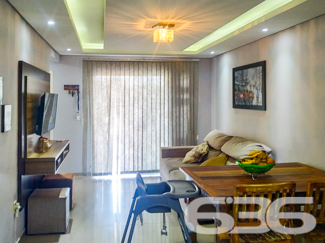 Descubra seu novo lar em Joinville, no charmoso bairro de Jarivatuba, onde a tranquilidade encontra a conveniência. Apresentamos um imóvel geminado térreo, perfeito para quem valoriza a comodidade e o conforto. A 636 Negócios Imobiliários orgulha-se de oferecer esta residência, refletindo a excelência e a precisão técnico-jurídica que nos distinguem no mercado imobiliário.

Detalhes do Imóvel:

* Tipo: Residência Geminada Térrea
* Quartos: 2
* Banheiros: 1
* Garagens: Espaço coberto e descoberto disponível
* Sala de Estar: Ampla e aconchegante, ideal para reunir a família e amigos
* Cozinha: Funcional e prática, projetada para facilitar o seu dia a dia

Esta casa é uma verdadeira joia em Jarivatuba, uma região que se destaca pela sua serenidade e proximidade com a natureza, sem abrir mão da acessibilidade aos serviços essenciais. A rua reflete o ambiente pacífico do bairro e a comunidade acolhedora que o rodeia.

Ideal para famílias ou casais que buscam um recanto seguro e confortável para crescer e criar momentos memoráveis. O layout interno é desenhado para maximizar o espaço e a funcionalidade, com áreas de convívio que convidam ao lazer e ao descanso.

Por que escolher a 636 Negócios Imobiliários?
Com mais de 30 anos de experiência no mercado imobiliário e uma equipe de mais de 50 corretores, oferecemos um serviço de mediação impecável e suporte completo em todas as etapas da compra. Nossa reputação é construída sobre a solidez técnica e o compromisso com a excelência.

Venha conhecer este encantador imóvel. Agende uma visita e sinta-se já em casa. Na 636 Negócios Imobiliários, não apenas facilitamos a compra do seu imóvel — nós tornamos seus sonhos uma realidade.
 
636 NEGÓCIOS IMOBILIÁRIOS: A SUA MELHOR ESCOLHA
Com mais de 30 anos de experiência, a 636 Negócios Imobiliários é sua parceira ideal para encontrar o imóvel perfeito. Estamos prontos para ajudá-lo a fazer deste imóvel o seu novo lar.
 
Telefone: (47) 3451-0636
WhatsApp: (47) 99190-0636
 
Não perca esta oportunidade única. Visite nosso site para mais informações: i636.com.br