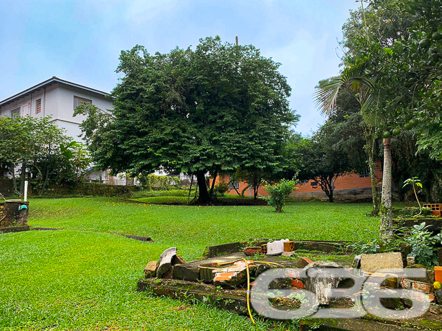 Oportunidade Única de Investimento em Joinville: Terreno Plano e Amplo no Bairro Anita Garibaldi

A 636 Negócios Imobiliários apresenta uma oferta exclusiva no coração de Joinville/SC, mais precisamente no renomado bairro Anita Garibaldi. Este terreno de 1.215 m², com suas dimensões generosas e topografia plana, é uma tela em branco esperando pelo seu projeto.

Localização Estratégica: Situado em uma rua pavimentada, com fácil acesso às principais vias, este terreno está em uma localização que combina tranquilidade e conveniência. Um local onde o canto dos pássaros se mistura à vibração da cidade.

Dimensões que Impressionam: Com uma fachada de 21 metros e laterais que se estendem por mais de 60 metros, o espaço disponível oferece liberdade arquitetônica para construir residências de alto padrão ou até mesmo um empreendimento comercial de sucesso.

Sua Visão, Nossa Expertise: A 636 Negócios Imobiliários traz mais de 30 anos de experiência para assegurar que sua aquisição seja perfeita em todos os aspectos técnico-jurídicos. Nossa gestão digital inteligente promete uma experiência de compra simplificada e segura.

Um Bairro de Prestígio: Anita Garibaldi é conhecido por sua atmosfera amistosa e infraestrutura completa. Viver ou empreender aqui significa estar cercado por uma comunidade vibrante e serviços de qualidade.

As fotos mostram a beleza natural e a serenidade do terreno, com suas árvores maduras e uma ampla área verde, que convida a imaginação a desenhar o futuro neste local privilegiado.

Realize Seu Sonho com a 636: Não perca a chance de investir em um dos bairros mais desejados de Joinville. Entre em contato conosco para saber mais sobre este terreno excepcional e descubra como a 636 Negócios Imobiliários pode ajudá-lo a construir seu legado.

Este terreno não é apenas uma compra, é um investimento em seu futuro e em sua visão. Acredite no potencial, aposte na localização e confie na perfeição técnico-jurídica que só a 636 pode oferecer.

Agende sua visita e inspire-se!
 
636 NEGÓCIOS IMOBILIÁRIOS: A SUA MELHOR ESCOLHA
Com mais de 30 anos de experiência, a 636 Negócios Imobiliários é sua parceira ideal para encontrar o imóvel perfeito. Estamos prontos para ajudá-lo a fazer deste imóvel o seu novo lar.
 
Telefone: (47) 3451-0636
WhatsApp: (47) 99190-0636
 
Não perca esta oportunidade única. Visite nosso site para mais informações: i636.com.br