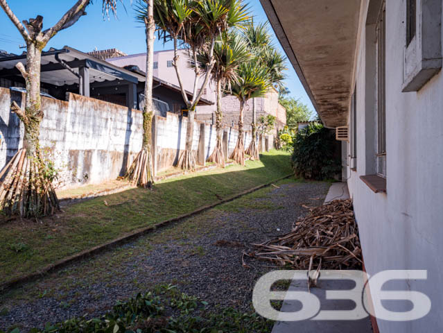 Oportunidade Única de Investimento em Joinville: Terreno Plano e Amplo no Bairro Anita Garibaldi

A 636 Negócios Imobiliários apresenta uma oferta exclusiva no coração de Joinville/SC, mais precisamente no renomado bairro Anita Garibaldi. Este terreno de 1.215 m², com suas dimensões generosas e topografia plana, é uma tela em branco esperando pelo seu projeto.

Localização Estratégica: Situado em uma rua pavimentada, com fácil acesso às principais vias, este terreno está em uma localização que combina tranquilidade e conveniência. Um local onde o canto dos pássaros se mistura à vibração da cidade.

Dimensões que Impressionam: Com uma fachada de 21 metros e laterais que se estendem por mais de 60 metros, o espaço disponível oferece liberdade arquitetônica para construir residências de alto padrão ou até mesmo um empreendimento comercial de sucesso.

Sua Visão, Nossa Expertise: A 636 Negócios Imobiliários traz mais de 30 anos de experiência para assegurar que sua aquisição seja perfeita em todos os aspectos técnico-jurídicos. Nossa gestão digital inteligente promete uma experiência de compra simplificada e segura.

Um Bairro de Prestígio: Anita Garibaldi é conhecido por sua atmosfera amistosa e infraestrutura completa. Viver ou empreender aqui significa estar cercado por uma comunidade vibrante e serviços de qualidade.

As fotos mostram a beleza natural e a serenidade do terreno, com suas árvores maduras e uma ampla área verde, que convida a imaginação a desenhar o futuro neste local privilegiado.

Realize Seu Sonho com a 636: Não perca a chance de investir em um dos bairros mais desejados de Joinville. Entre em contato conosco para saber mais sobre este terreno excepcional e descubra como a 636 Negócios Imobiliários pode ajudá-lo a construir seu legado.

Este terreno não é apenas uma compra, é um investimento em seu futuro e em sua visão. Acredite no potencial, aposte na localização e confie na perfeição técnico-jurídica que só a 636 pode oferecer.

Agende sua visita e inspire-se!
 
636 NEGÓCIOS IMOBILIÁRIOS: A SUA MELHOR ESCOLHA
Com mais de 30 anos de experiência, a 636 Negócios Imobiliários é sua parceira ideal para encontrar o imóvel perfeito. Estamos prontos para ajudá-lo a fazer deste imóvel o seu novo lar.
 
Telefone: (47) 3451-0636
WhatsApp: (47) 99190-0636
 
Não perca esta oportunidade única. Visite nosso site para mais informações: i636.com.br