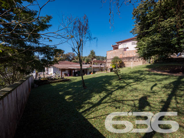 Oportunidade Única de Investimento em Joinville: Terreno Plano e Amplo no Bairro Anita Garibaldi

A 636 Negócios Imobiliários apresenta uma oferta exclusiva no coração de Joinville/SC, mais precisamente no renomado bairro Anita Garibaldi. Este terreno de 1.215 m², com suas dimensões generosas e topografia plana, é uma tela em branco esperando pelo seu projeto.

Localização Estratégica: Situado em uma rua pavimentada, com fácil acesso às principais vias, este terreno está em uma localização que combina tranquilidade e conveniência. Um local onde o canto dos pássaros se mistura à vibração da cidade.

Dimensões que Impressionam: Com uma fachada de 21 metros e laterais que se estendem por mais de 60 metros, o espaço disponível oferece liberdade arquitetônica para construir residências de alto padrão ou até mesmo um empreendimento comercial de sucesso.

Sua Visão, Nossa Expertise: A 636 Negócios Imobiliários traz mais de 30 anos de experiência para assegurar que sua aquisição seja perfeita em todos os aspectos técnico-jurídicos. Nossa gestão digital inteligente promete uma experiência de compra simplificada e segura.

Um Bairro de Prestígio: Anita Garibaldi é conhecido por sua atmosfera amistosa e infraestrutura completa. Viver ou empreender aqui significa estar cercado por uma comunidade vibrante e serviços de qualidade.

As fotos mostram a beleza natural e a serenidade do terreno, com suas árvores maduras e uma ampla área verde, que convida a imaginação a desenhar o futuro neste local privilegiado.

Realize Seu Sonho com a 636: Não perca a chance de investir em um dos bairros mais desejados de Joinville. Entre em contato conosco para saber mais sobre este terreno excepcional e descubra como a 636 Negócios Imobiliários pode ajudá-lo a construir seu legado.

Este terreno não é apenas uma compra, é um investimento em seu futuro e em sua visão. Acredite no potencial, aposte na localização e confie na perfeição técnico-jurídica que só a 636 pode oferecer.

Agende sua visita e inspire-se!
 
636 NEGÓCIOS IMOBILIÁRIOS: A SUA MELHOR ESCOLHA
Com mais de 30 anos de experiência, a 636 Negócios Imobiliários é sua parceira ideal para encontrar o imóvel perfeito. Estamos prontos para ajudá-lo a fazer deste imóvel o seu novo lar.
 
Telefone: (47) 3451-0636
WhatsApp: (47) 99190-0636
 
Não perca esta oportunidade única. Visite nosso site para mais informações: i636.com.br