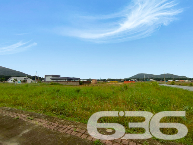 Imagine-se construindo a casa dos seus sonhos em São Francisco do Sul, um dos lugares mais encantadores de Santa Catarina. A 636 Negócios Imobiliários tem o prazer de apresentar uma oportunidade única de investimento ou moradia: um terreno excepcionalmente localizado no bairro Ubatuba, com fácil acesso às belezas naturais que a região tem a oferecer.

Este terreno está em uma rua pavimentada, garantindo fácil acesso e infraestrutura de qualidade. Sua posição leste favorece a iluminação natural, proporcionando um ambiente mais saudável e reduzindo custos com energia. Além disso, o terreno está situado em uma região que tem recebido crescente interesse por parte de investidores e construtores, tornando-se um local promissor para a valorização imobiliária.

A região de Ubatuba é conhecida por sua tranquilidade e beleza natural, sendo um refúgio ideal para quem busca qualidade de vida sem abrir mão da conveniência de estar próximo a centros urbanos. Com fácil acesso às principais vias e cercado por uma vizinhança amigável, o terreno oferece o equilíbrio perfeito entre vida urbana e contato com a natureza.

Com mais de 30 anos de experiência no mercado imobiliário e reconhecida por sua excelência técnico-jurídica, a 636 Negócios Imobiliários é o parceiro certo para garantir uma transação segura e vantajosa. Invista no seu futuro com quem entende do assunto e possui uma vasta equipe de corretores qualificados para auxiliá-lo em cada passo do processo.

Não perca esta chance! Venha conhecer o terreno e visualize as inúmeras possibilidades que ele pode oferecer para você e sua família. A 636 Negócios Imobiliários aguarda seu contato para tornar seu sonho realidade. Investir em imóveis nunca foi tão acessível e seguro.

Contate-nos hoje mesmo e dê o primeiro passo em direção ao seu novo futuro em Ubatuba, São Francisco do Sul – SC!
 
636 NEGÓCIOS IMOBILIÁRIOS: A SUA MELHOR ESCOLHA
Com mais de 30 anos de experiência, a 636 Negócios Imobiliários é sua parceira ideal para encontrar o imóvel perfeito. Estamos prontos para ajudá-lo a fazer deste imóvel o seu novo lar.
 
Telefone: (47) 3451-0636
WhatsApp: (47) 99190-0636
 
Não perca esta oportunidade única. Visite nosso site para mais informações: i636.com.br