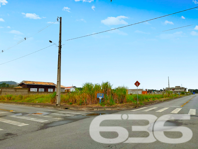 Imagine-se construindo a casa dos seus sonhos em São Francisco do Sul, um dos lugares mais encantadores de Santa Catarina. A 636 Negócios Imobiliários tem o prazer de apresentar uma oportunidade única de investimento ou moradia: um terreno excepcionalmente localizado no bairro Ubatuba, com fácil acesso às belezas naturais que a região tem a oferecer.

Este terreno está em uma rua pavimentada, garantindo fácil acesso e infraestrutura de qualidade. Sua posição leste favorece a iluminação natural, proporcionando um ambiente mais saudável e reduzindo custos com energia. Além disso, o terreno está situado em uma região que tem recebido crescente interesse por parte de investidores e construtores, tornando-se um local promissor para a valorização imobiliária.

A região de Ubatuba é conhecida por sua tranquilidade e beleza natural, sendo um refúgio ideal para quem busca qualidade de vida sem abrir mão da conveniência de estar próximo a centros urbanos. Com fácil acesso às principais vias e cercado por uma vizinhança amigável, o terreno oferece o equilíbrio perfeito entre vida urbana e contato com a natureza.

Com mais de 30 anos de experiência no mercado imobiliário e reconhecida por sua excelência técnico-jurídica, a 636 Negócios Imobiliários é o parceiro certo para garantir uma transação segura e vantajosa. Invista no seu futuro com quem entende do assunto e possui uma vasta equipe de corretores qualificados para auxiliá-lo em cada passo do processo.

Não perca esta chance! Venha conhecer o terreno e visualize as inúmeras possibilidades que ele pode oferecer para você e sua família. A 636 Negócios Imobiliários aguarda seu contato para tornar seu sonho realidade. Investir em imóveis nunca foi tão acessível e seguro.

Contate-nos hoje mesmo e dê o primeiro passo em direção ao seu novo futuro em Ubatuba, São Francisco do Sul – SC!
 
636 NEGÓCIOS IMOBILIÁRIOS: A SUA MELHOR ESCOLHA
Com mais de 30 anos de experiência, a 636 Negócios Imobiliários é sua parceira ideal para encontrar o imóvel perfeito. Estamos prontos para ajudá-lo a fazer deste imóvel o seu novo lar.
 
Telefone: (47) 3451-0636
WhatsApp: (47) 99190-0636
 
Não perca esta oportunidade única. Visite nosso site para mais informações: i636.com.br