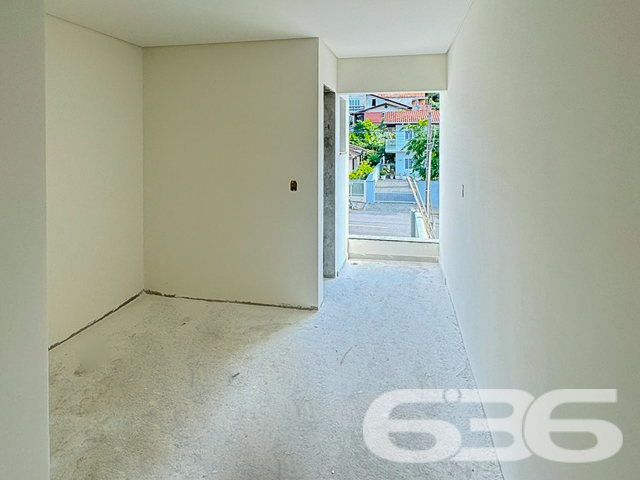 Descubra o cenário ideal para a vida que você sempre sonhou com a 636 Negócios Imobiliários. Apresentamos um geminado sobrado no coração do bairro Iririú, em Joinville/SC, uma oferta exclusiva que conjuga design, conforto e a localização perfeita.
A fachada contemporânea harmoniza acabamentos de qualidade, conferindo ao imóvel um caráter de destaque na região nobre de Iririú. As imagens refletem a promessa de um lar aconchegante e moderno, onde cada detalhe é cuidadosamente planejado para oferecer a você e sua família o melhor em moradia.
Internamente, a residência é composta por dois confortáveis dormitórios, incluindo uma suíte que promete ser um refúgio íntimo e sereno. A sala de estar convida à convivência, enquanto a cozinha, planejada para ser prática e funcional, aguarda para testemunhar momentos de culinária e confraternização.
Para os apreciadores de lazer e convívio social, a área de festa com churrasqueira é um verdadeiro convite ao entretenimento, oferecendo um espaço externo ideal para reunir amigos e família. Adicionalmente, a propriedade inclui duas garagens descobertas, priorizando a comodidade e a segurança do seu veículo.
A região proporciona fácil acesso a vias principais, shopping centers, escolas, hospitais e serviços públicos essenciais, garantindo que todas as suas necessidades estarão ao alcance. O imóvel é pet-friendly, certificando que os membros de quatro patas da família também serão bem-vindos.
Este sobrado é um verdadeiro exemplo do comprometimento da 636 Negócios Imobiliários com a perfeição técnico-jurídica e a excelência no mercado imobiliário. Nossa equipe especializada está pronta para auxiliá-lo em cada etapa deste importante passo. Descubra a sinergia de morar bem, agende sua visita e sinta-se em casa com a segurança e o suporte que só mais de 30 anos de experiência podem oferecer.
636 NEGÓCIOS IMOBILIÁRIOS: A SUA MELHOR ESCOLHA
Com mais de 30 anos de experiência, a 636 Negócios Imobiliários é sua parceira ideal para encontrar o imóvel perfeito. Estamos prontos para ajudá-lo a fazer deste imóvel o seu novo lar.
Telefone: (47) 3451-0636
WhatsApp: (47) 99190-0636
Não perca esta oportunidade única. Visite nosso site para mais informações: i636.com.br