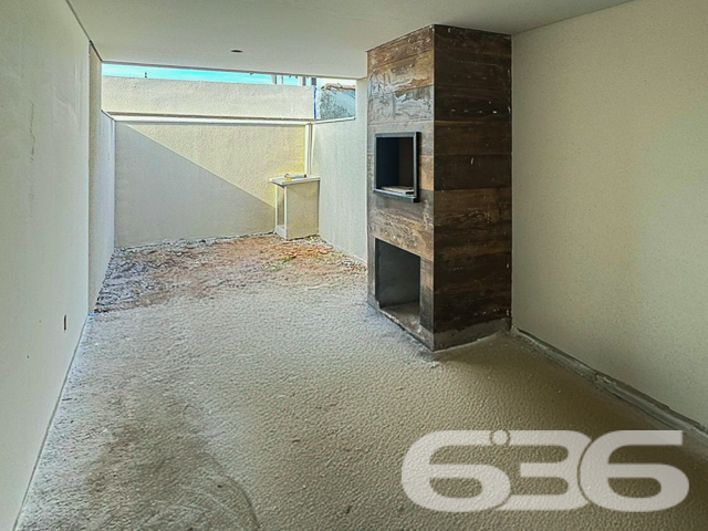 Descubra o cenário ideal para a vida que você sempre sonhou com a 636 Negócios Imobiliários. Apresentamos um geminado sobrado no coração do bairro Iririú, em Joinville/SC, uma oferta exclusiva que conjuga design, conforto e a localização perfeita.
A fachada contemporânea harmoniza acabamentos de qualidade, conferindo ao imóvel um caráter de destaque na região nobre de Iririú. As imagens refletem a promessa de um lar aconchegante e moderno, onde cada detalhe é cuidadosamente planejado para oferecer a você e sua família o melhor em moradia.
Internamente, a residência é composta por dois confortáveis dormitórios, incluindo uma suíte que promete ser um refúgio íntimo e sereno. A sala de estar convida à convivência, enquanto a cozinha, planejada para ser prática e funcional, aguarda para testemunhar momentos de culinária e confraternização.
Para os apreciadores de lazer e convívio social, a área de festa com churrasqueira é um verdadeiro convite ao entretenimento, oferecendo um espaço externo ideal para reunir amigos e família. Adicionalmente, a propriedade inclui duas garagens descobertas, priorizando a comodidade e a segurança do seu veículo.
A região proporciona fácil acesso a vias principais, shopping centers, escolas, hospitais e serviços públicos essenciais, garantindo que todas as suas necessidades estarão ao alcance. O imóvel é pet-friendly, certificando que os membros de quatro patas da família também serão bem-vindos.
Este sobrado é um verdadeiro exemplo do comprometimento da 636 Negócios Imobiliários com a perfeição técnico-jurídica e a excelência no mercado imobiliário. Nossa equipe especializada está pronta para auxiliá-lo em cada etapa deste importante passo. Descubra a sinergia de morar bem, agende sua visita e sinta-se em casa com a segurança e o suporte que só mais de 30 anos de experiência podem oferecer.
636 NEGÓCIOS IMOBILIÁRIOS: A SUA MELHOR ESCOLHA
Com mais de 30 anos de experiência, a 636 Negócios Imobiliários é sua parceira ideal para encontrar o imóvel perfeito. Estamos prontos para ajudá-lo a fazer deste imóvel o seu novo lar.
Telefone: (47) 3451-0636
WhatsApp: (47) 99190-0636
Não perca esta oportunidade única. Visite nosso site para mais informações: i636.com.br