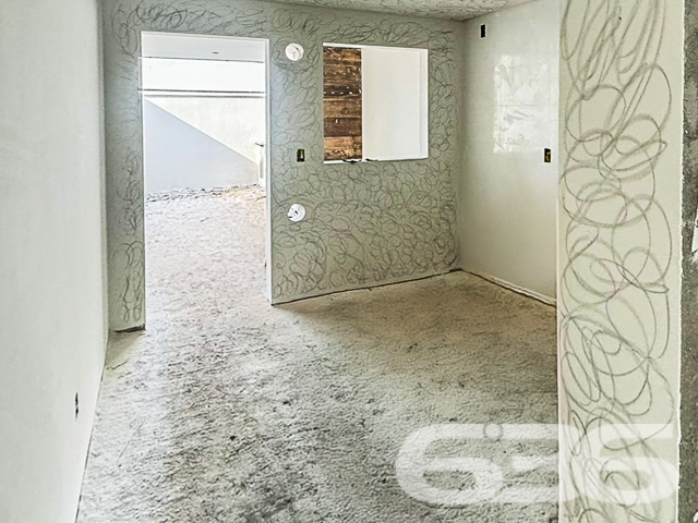 Descubra o cenário ideal para a vida que você sempre sonhou com a 636 Negócios Imobiliários. Apresentamos um geminado sobrado no coração do bairro Iririú, em Joinville/SC, uma oferta exclusiva que conjuga design, conforto e a localização perfeita.
A fachada contemporânea harmoniza acabamentos de qualidade, conferindo ao imóvel um caráter de destaque na região nobre de Iririú. As imagens refletem a promessa de um lar aconchegante e moderno, onde cada detalhe é cuidadosamente planejado para oferecer a você e sua família o melhor em moradia.
Internamente, a residência é composta por dois confortáveis dormitórios, incluindo uma suíte que promete ser um refúgio íntimo e sereno. A sala de estar convida à convivência, enquanto a cozinha, planejada para ser prática e funcional, aguarda para testemunhar momentos de culinária e confraternização.
Para os apreciadores de lazer e convívio social, a área de festa com churrasqueira é um verdadeiro convite ao entretenimento, oferecendo um espaço externo ideal para reunir amigos e família. Adicionalmente, a propriedade inclui duas garagens descobertas, priorizando a comodidade e a segurança do seu veículo.
A região proporciona fácil acesso a vias principais, shopping centers, escolas, hospitais e serviços públicos essenciais, garantindo que todas as suas necessidades estarão ao alcance. O imóvel é pet-friendly, certificando que os membros de quatro patas da família também serão bem-vindos.
Este sobrado é um verdadeiro exemplo do comprometimento da 636 Negócios Imobiliários com a perfeição técnico-jurídica e a excelência no mercado imobiliário. Nossa equipe especializada está pronta para auxiliá-lo em cada etapa deste importante passo. Descubra a sinergia de morar bem, agende sua visita e sinta-se em casa com a segurança e o suporte que só mais de 30 anos de experiência podem oferecer.
636 NEGÓCIOS IMOBILIÁRIOS: A SUA MELHOR ESCOLHA
Com mais de 30 anos de experiência, a 636 Negócios Imobiliários é sua parceira ideal para encontrar o imóvel perfeito. Estamos prontos para ajudá-lo a fazer deste imóvel o seu novo lar.
Telefone: (47) 3451-0636
WhatsApp: (47) 99190-0636
Não perca esta oportunidade única. Visite nosso site para mais informações: i636.com.br