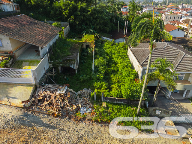 Descubra um terreno exclusivo e repleto de potencial no coração de Joinville. Situado no privilegiado bairro Boa Vista, este imóvel oferece uma oportunidade singular para investidores e construtores com visão de futuro. Com um terreno de 390 m², esta propriedade está pronta para ser transformada na próxima maravilha arquitetônica da região.

Localizado estrategicamente próximo a escolas municipais e estaduais, mercados, correios e bancos, este imóvel proporciona conveniência sem igual. Com acesso fácil e rápido ao centro da cidade, apenas a 5 minutos de distância, você está sempre conectado ao dinamismo urbano sem abrir mão da tranquilidade de uma área residencial segura e estabelecida.

Com a infraestrutura urbana já consolidada, incluindo ruas pavimentadas e serviços essenciais a curta distância, este imóvel é o cenário ideal para construir não apenas uma casa, mas um lar. Investidores encontrarão neste terreno uma tela em branco, pronta para ser pintada com as cores de projetos inovadores e rentáveis.

A 636 Negócios Imobiliários, com mais de 30 anos de expertise em mediação imobiliária, está pronta para ajudar você a transformar este espaço em um investimento próspero. Nossa equipe técnico-jurídica assegura uma negociação transparente e eficaz, destacando nosso compromisso em construir grandes projetos com grandes pessoas.

Não perca a chance de investir em um dos bairros mais cobiçados de Joinville. Agende uma visita e venha ver de perto todas as possibilidades que este imóvel tem a oferecer. Acreditamos que grandes oportunidades precisam ser construídas com excelência e visão. Venha construir o futuro com a 636 Negócios Imobiliários.
 
636 NEGÓCIOS IMOBILIÁRIOS: A SUA MELHOR ESCOLHA
Com mais de 30 anos de experiência, a 636 Negócios Imobiliários é sua parceira ideal para encontrar o imóvel perfeito. Estamos prontos para ajudá-lo a fazer deste imóvel o seu novo lar.
 
Telefone: (47) 3451-0636
WhatsApp: (47) 99190-0636
 
Não perca esta oportunidade única. Visite nosso site para mais informações: i636.com.br
