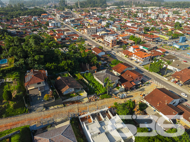 Descubra um terreno exclusivo e repleto de potencial no coração de Joinville. Situado no privilegiado bairro Boa Vista, este imóvel oferece uma oportunidade singular para investidores e construtores com visão de futuro. Com um terreno de 390 m², esta propriedade está pronta para ser transformada na próxima maravilha arquitetônica da região.

Localizado estrategicamente próximo a escolas municipais e estaduais, mercados, correios e bancos, este imóvel proporciona conveniência sem igual. Com acesso fácil e rápido ao centro da cidade, apenas a 5 minutos de distância, você está sempre conectado ao dinamismo urbano sem abrir mão da tranquilidade de uma área residencial segura e estabelecida.

Com a infraestrutura urbana já consolidada, incluindo ruas pavimentadas e serviços essenciais a curta distância, este imóvel é o cenário ideal para construir não apenas uma casa, mas um lar. Investidores encontrarão neste terreno uma tela em branco, pronta para ser pintada com as cores de projetos inovadores e rentáveis.

A 636 Negócios Imobiliários, com mais de 30 anos de expertise em mediação imobiliária, está pronta para ajudar você a transformar este espaço em um investimento próspero. Nossa equipe técnico-jurídica assegura uma negociação transparente e eficaz, destacando nosso compromisso em construir grandes projetos com grandes pessoas.

Não perca a chance de investir em um dos bairros mais cobiçados de Joinville. Agende uma visita e venha ver de perto todas as possibilidades que este imóvel tem a oferecer. Acreditamos que grandes oportunidades precisam ser construídas com excelência e visão. Venha construir o futuro com a 636 Negócios Imobiliários.
 
636 NEGÓCIOS IMOBILIÁRIOS: A SUA MELHOR ESCOLHA
Com mais de 30 anos de experiência, a 636 Negócios Imobiliários é sua parceira ideal para encontrar o imóvel perfeito. Estamos prontos para ajudá-lo a fazer deste imóvel o seu novo lar.
 
Telefone: (47) 3451-0636
WhatsApp: (47) 99190-0636
 
Não perca esta oportunidade única. Visite nosso site para mais informações: i636.com.br
