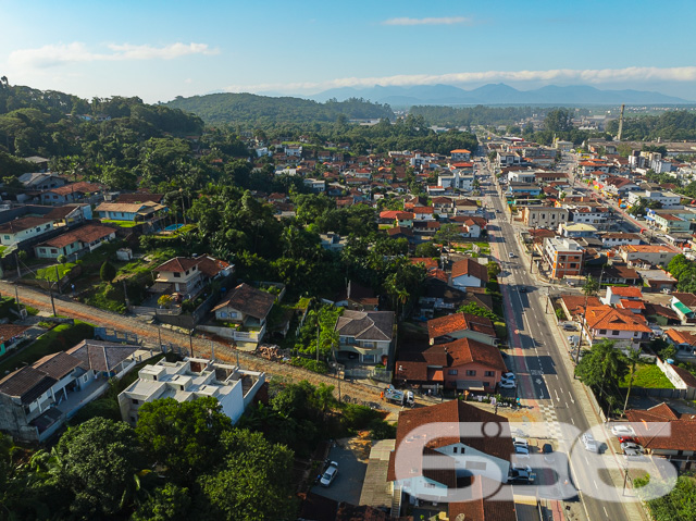 Descubra um terreno exclusivo e repleto de potencial no coração de Joinville. Situado no privilegiado bairro Boa Vista, este imóvel oferece uma oportunidade singular para investidores e construtores com visão de futuro. Com um terreno de 390 m², esta propriedade está pronta para ser transformada na próxima maravilha arquitetônica da região.

Localizado estrategicamente próximo a escolas municipais e estaduais, mercados, correios e bancos, este imóvel proporciona conveniência sem igual. Com acesso fácil e rápido ao centro da cidade, apenas a 5 minutos de distância, você está sempre conectado ao dinamismo urbano sem abrir mão da tranquilidade de uma área residencial segura e estabelecida.

Com a infraestrutura urbana já consolidada, incluindo ruas pavimentadas e serviços essenciais a curta distância, este imóvel é o cenário ideal para construir não apenas uma casa, mas um lar. Investidores encontrarão neste terreno uma tela em branco, pronta para ser pintada com as cores de projetos inovadores e rentáveis.

A 636 Negócios Imobiliários, com mais de 30 anos de expertise em mediação imobiliária, está pronta para ajudar você a transformar este espaço em um investimento próspero. Nossa equipe técnico-jurídica assegura uma negociação transparente e eficaz, destacando nosso compromisso em construir grandes projetos com grandes pessoas.

Não perca a chance de investir em um dos bairros mais cobiçados de Joinville. Agende uma visita e venha ver de perto todas as possibilidades que este imóvel tem a oferecer. Acreditamos que grandes oportunidades precisam ser construídas com excelência e visão. Venha construir o futuro com a 636 Negócios Imobiliários.
 
636 NEGÓCIOS IMOBILIÁRIOS: A SUA MELHOR ESCOLHA
Com mais de 30 anos de experiência, a 636 Negócios Imobiliários é sua parceira ideal para encontrar o imóvel perfeito. Estamos prontos para ajudá-lo a fazer deste imóvel o seu novo lar.
 
Telefone: (47) 3451-0636
WhatsApp: (47) 99190-0636
 
Não perca esta oportunidade única. Visite nosso site para mais informações: i636.com.br
