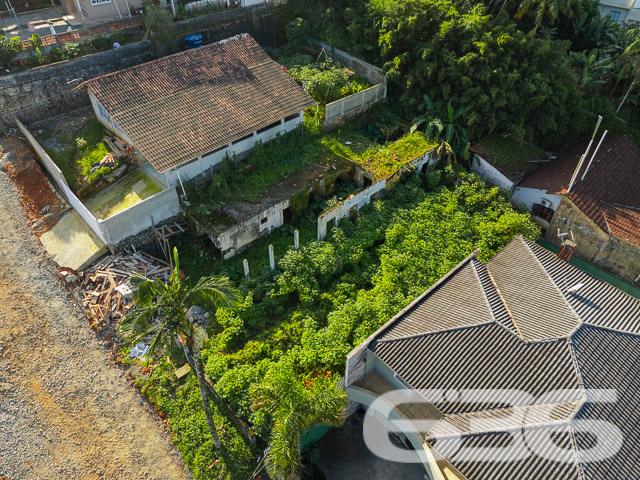 Descubra um terreno exclusivo e repleto de potencial no coração de Joinville. Situado no privilegiado bairro Boa Vista, este imóvel oferece uma oportunidade singular para investidores e construtores com visão de futuro. Com um terreno de 390 m², esta propriedade está pronta para ser transformada na próxima maravilha arquitetônica da região.

Localizado estrategicamente próximo a escolas municipais e estaduais, mercados, correios e bancos, este imóvel proporciona conveniência sem igual. Com acesso fácil e rápido ao centro da cidade, apenas a 5 minutos de distância, você está sempre conectado ao dinamismo urbano sem abrir mão da tranquilidade de uma área residencial segura e estabelecida.

Com a infraestrutura urbana já consolidada, incluindo ruas pavimentadas e serviços essenciais a curta distância, este imóvel é o cenário ideal para construir não apenas uma casa, mas um lar. Investidores encontrarão neste terreno uma tela em branco, pronta para ser pintada com as cores de projetos inovadores e rentáveis.

A 636 Negócios Imobiliários, com mais de 30 anos de expertise em mediação imobiliária, está pronta para ajudar você a transformar este espaço em um investimento próspero. Nossa equipe técnico-jurídica assegura uma negociação transparente e eficaz, destacando nosso compromisso em construir grandes projetos com grandes pessoas.

Não perca a chance de investir em um dos bairros mais cobiçados de Joinville. Agende uma visita e venha ver de perto todas as possibilidades que este imóvel tem a oferecer. Acreditamos que grandes oportunidades precisam ser construídas com excelência e visão. Venha construir o futuro com a 636 Negócios Imobiliários.
 
636 NEGÓCIOS IMOBILIÁRIOS: A SUA MELHOR ESCOLHA
Com mais de 30 anos de experiência, a 636 Negócios Imobiliários é sua parceira ideal para encontrar o imóvel perfeito. Estamos prontos para ajudá-lo a fazer deste imóvel o seu novo lar.
 
Telefone: (47) 3451-0636
WhatsApp: (47) 99190-0636
 
Não perca esta oportunidade única. Visite nosso site para mais informações: i636.com.br
