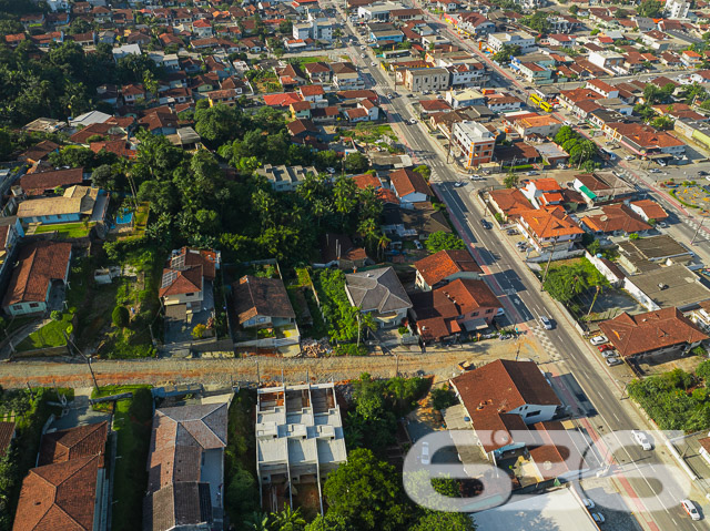 Descubra um terreno exclusivo e repleto de potencial no coração de Joinville. Situado no privilegiado bairro Boa Vista, este imóvel oferece uma oportunidade singular para investidores e construtores com visão de futuro. Com um terreno de 390 m², esta propriedade está pronta para ser transformada na próxima maravilha arquitetônica da região.

Localizado estrategicamente próximo a escolas municipais e estaduais, mercados, correios e bancos, este imóvel proporciona conveniência sem igual. Com acesso fácil e rápido ao centro da cidade, apenas a 5 minutos de distância, você está sempre conectado ao dinamismo urbano sem abrir mão da tranquilidade de uma área residencial segura e estabelecida.

Com a infraestrutura urbana já consolidada, incluindo ruas pavimentadas e serviços essenciais a curta distância, este imóvel é o cenário ideal para construir não apenas uma casa, mas um lar. Investidores encontrarão neste terreno uma tela em branco, pronta para ser pintada com as cores de projetos inovadores e rentáveis.

A 636 Negócios Imobiliários, com mais de 30 anos de expertise em mediação imobiliária, está pronta para ajudar você a transformar este espaço em um investimento próspero. Nossa equipe técnico-jurídica assegura uma negociação transparente e eficaz, destacando nosso compromisso em construir grandes projetos com grandes pessoas.

Não perca a chance de investir em um dos bairros mais cobiçados de Joinville. Agende uma visita e venha ver de perto todas as possibilidades que este imóvel tem a oferecer. Acreditamos que grandes oportunidades precisam ser construídas com excelência e visão. Venha construir o futuro com a 636 Negócios Imobiliários.
 
636 NEGÓCIOS IMOBILIÁRIOS: A SUA MELHOR ESCOLHA
Com mais de 30 anos de experiência, a 636 Negócios Imobiliários é sua parceira ideal para encontrar o imóvel perfeito. Estamos prontos para ajudá-lo a fazer deste imóvel o seu novo lar.
 
Telefone: (47) 3451-0636
WhatsApp: (47) 99190-0636
 
Não perca esta oportunidade única. Visite nosso site para mais informações: i636.com.br
