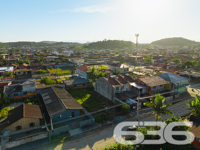 Descubra seu novo endereço em Joinville: terreno em Paranaguamirim pronto para seu projeto!
636 Negócios Imobiliários apresenta uma oportunidade singular para quem busca espaço e potencial em Joinville, SC. Situado no bairro de Paranaguamirim, este terreno plano de 360 m² está pronto para receber a casa dos seus sonhos ou seu próximo investimento imobiliário.
Localização e Características
Este terreno é um canvas em branco para uma variedade de projetos residenciais ou comerciais. Ideal para quem deseja construir ou investir em uma área que combina tranquilidade e conveniência. A vizinhança já estabelecida e o ambiente sereno são perfeitos para quem busca um retiro urbano ou um lugar seguro para crescer a família.
Flexibilidade na Negociação
Permuta: Abertos a discussões sobre permuta, proporcionando flexibilidade e oportunidades adicionais para os interessados.
Com mais de 30 anos de experiência no mercado imobiliário, a 636 Negócios Imobiliários é reconhecida por sua excelência técnico-jurídica e dedicação ao cliente. Estamos aqui para ajudá-lo a fazer uma escolha segura e vantajosa.
Invista em seu futuro em Joinville. Entre em contato conosco hoje mesmo e dê o próximo passo para realizar seu projeto de vida ou investimento. Visite nosso site ou entre em contato através das nossas redes sociais para mais informações e agende uma visita ao terreno.
636 NEGÓCIOS IMOBILIÁRIOS: A SUA MELHOR ESCOLHA
Com mais de 30 anos de experiência, a 636 Negócios Imobiliários é sua parceira ideal para encontrar o imóvel perfeito. Estamos prontos para ajudá-lo a fazer deste imóvel o seu novo lar.
Telefone: (47) 3451-0636
WhatsApp: (47) 99190-0636
Não perca esta oportunidade única. Visite nosso site para mais informações: i636.com.br
