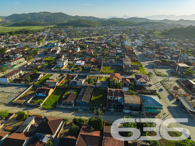 Descubra seu novo endereço em Joinville: terreno em Paranaguamirim pronto para seu projeto!
636 Negócios Imobiliários apresenta uma oportunidade singular para quem busca espaço e potencial em Joinville, SC. Situado no bairro de Paranaguamirim, este terreno plano de 360 m² está pronto para receber a casa dos seus sonhos ou seu próximo investimento imobiliário.
Localização e Características
Este terreno é um canvas em branco para uma variedade de projetos residenciais ou comerciais. Ideal para quem deseja construir ou investir em uma área que combina tranquilidade e conveniência. A vizinhança já estabelecida e o ambiente sereno são perfeitos para quem busca um retiro urbano ou um lugar seguro para crescer a família.
Flexibilidade na Negociação
Permuta: Abertos a discussões sobre permuta, proporcionando flexibilidade e oportunidades adicionais para os interessados.
Com mais de 30 anos de experiência no mercado imobiliário, a 636 Negócios Imobiliários é reconhecida por sua excelência técnico-jurídica e dedicação ao cliente. Estamos aqui para ajudá-lo a fazer uma escolha segura e vantajosa.
Invista em seu futuro em Joinville. Entre em contato conosco hoje mesmo e dê o próximo passo para realizar seu projeto de vida ou investimento. Visite nosso site ou entre em contato através das nossas redes sociais para mais informações e agende uma visita ao terreno.
636 NEGÓCIOS IMOBILIÁRIOS: A SUA MELHOR ESCOLHA
Com mais de 30 anos de experiência, a 636 Negócios Imobiliários é sua parceira ideal para encontrar o imóvel perfeito. Estamos prontos para ajudá-lo a fazer deste imóvel o seu novo lar.
Telefone: (47) 3451-0636
WhatsApp: (47) 99190-0636
Não perca esta oportunidade única. Visite nosso site para mais informações: i636.com.br