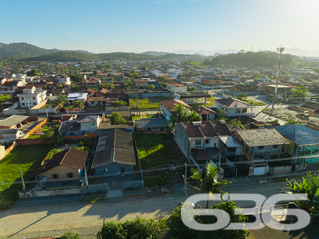 Descubra seu novo endereço em Joinville: terreno em Paranaguamirim pronto para seu projeto!
636 Negócios Imobiliários apresenta uma oportunidade singular para quem busca espaço e potencial em Joinville, SC. Situado no bairro de Paranaguamirim, este terreno plano de 360 m² está pronto para receber a casa dos seus sonhos ou seu próximo investimento imobiliário.
Localização e Características
Este terreno é um canvas em branco para uma variedade de projetos residenciais ou comerciais. Ideal para quem deseja construir ou investir em uma área que combina tranquilidade e conveniência. A vizinhança já estabelecida e o ambiente sereno são perfeitos para quem busca um retiro urbano ou um lugar seguro para crescer a família.
Flexibilidade na Negociação
Permuta: Abertos a discussões sobre permuta, proporcionando flexibilidade e oportunidades adicionais para os interessados.
Com mais de 30 anos de experiência no mercado imobiliário, a 636 Negócios Imobiliários é reconhecida por sua excelência técnico-jurídica e dedicação ao cliente. Estamos aqui para ajudá-lo a fazer uma escolha segura e vantajosa.
Invista em seu futuro em Joinville. Entre em contato conosco hoje mesmo e dê o próximo passo para realizar seu projeto de vida ou investimento. Visite nosso site ou entre em contato através das nossas redes sociais para mais informações e agende uma visita ao terreno.
636 NEGÓCIOS IMOBILIÁRIOS: A SUA MELHOR ESCOLHA
Com mais de 30 anos de experiência, a 636 Negócios Imobiliários é sua parceira ideal para encontrar o imóvel perfeito. Estamos prontos para ajudá-lo a fazer deste imóvel o seu novo lar.
Telefone: (47) 3451-0636
WhatsApp: (47) 99190-0636
Não perca esta oportunidade única. Visite nosso site para mais informações: i636.com.br