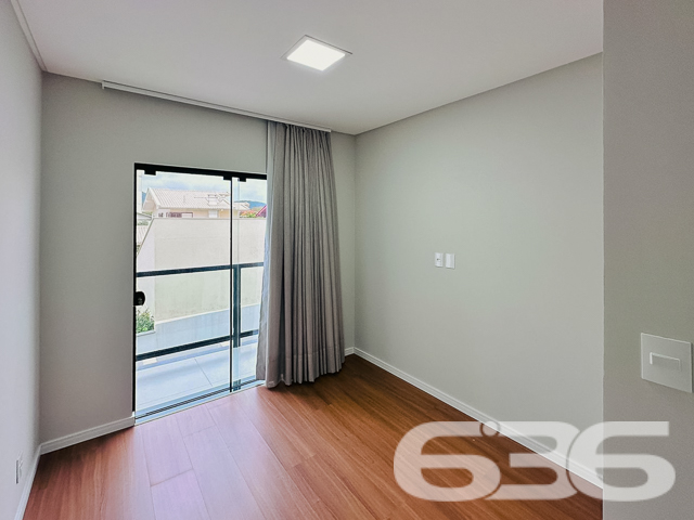 Apresentamos a você um residencial geminado tipo sobrado, recém-construído, situado no bairro Armação, na cidade de Penha, SC. Este imóvel combina sofisticação e localização estratégica, estando a apenas 150 metros da praia, oferecendo um estilo de vida exclusivo e confortável.
O design moderno é complementado por móveis planejados de alta qualidade, que estão incluídos na oferta. O sobrado é caracterizado por sua funcionalidade e elegância, com acabamentos de primeira linha que garantem beleza e durabilidade.
No térreo, encontramos uma ampla sala de estar, integrada a uma cozinha moderna, que inclui uma copa e cozinha conjugadas, criando um ambiente aconchegante e ideal para momentos em família. A área de festas, com churrasqueira e vista para o jardim de inverno, oferece um espaço perfeito para entretenimento e relaxamento.
O imóvel possui duas garagens, uma coberta e outra descoberta, garantindo comodidade para seus veículos. A residência também inclui um portão eletrônico, interfone e um sistema de alarme, proporcionando segurança e privacidade.
A área íntima, localizada no piso superior, é composta por dois dormitórios, incluindo uma suíte master com sacada, oferecendo uma vista tranquila do bairro. Os três banheiros são equipados com materiais de qualidade, destacando-se por seu design contemporâneo.
Esta residência é ideal para aqueles que valorizam a proximidade com a natureza e a tranquilidade, estando perto de escolas, serviços públicos essenciais e vias de acesso. Além disso, a estrutura permite a presença de animais de estimação, garantindo que toda a família possa desfrutar deste lar.
Venha descobrir o equilíbrio perfeito entre conforto, segurança e luxo neste imóvel de alto padrão. A 636 Negócios Imobiliários está pronta para lhe auxiliar na realização do seu sonho. Visite-nos e sinta o prazer de estar tão perto do paraíso que é a praia, num lar que é um verdadeiro refúgio de paz e sofisticação.
636 NEGÓCIOS IMOBILIÁRIOS: A SUA MELHOR ESCOLHA
Com mais de 30 anos de experiência, a 636 Negócios Imobiliários é sua parceira ideal para encontrar o imóvel perfeito. Estamos prontos para ajudá-lo a fazer deste imóvel o seu novo lar.
Telefone: (47) 3451-0636
WhatsApp: (47) 99190-0636
Não perca esta oportunidade única. Visite nosso site para mais informações: i636.com.br