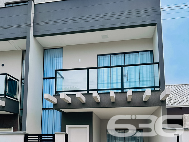 Apresentamos a você um residencial geminado tipo sobrado, recém-construído, situado no bairro Armação, na cidade de Penha, SC. Este imóvel combina sofisticação e localização estratégica, estando a apenas 150 metros da praia, oferecendo um estilo de vida exclusivo e confortável.
O design moderno é complementado por móveis planejados de alta qualidade, que estão incluídos na oferta. O sobrado é caracterizado por sua funcionalidade e elegância, com acabamentos de primeira linha que garantem beleza e durabilidade.
No térreo, encontramos uma ampla sala de estar, integrada a uma cozinha moderna, que inclui uma copa e cozinha conjugadas, criando um ambiente aconchegante e ideal para momentos em família. A área de festas, com churrasqueira e vista para o jardim de inverno, oferece um espaço perfeito para entretenimento e relaxamento.
O imóvel possui duas garagens, uma coberta e outra descoberta, garantindo comodidade para seus veículos. A residência também inclui um portão eletrônico, interfone e um sistema de alarme, proporcionando segurança e privacidade.
A área íntima, localizada no piso superior, é composta por dois dormitórios, incluindo uma suíte master com sacada, oferecendo uma vista tranquila do bairro. Os três banheiros são equipados com materiais de qualidade, destacando-se por seu design contemporâneo.
Esta residência é ideal para aqueles que valorizam a proximidade com a natureza e a tranquilidade, estando perto de escolas, serviços públicos essenciais e vias de acesso. Além disso, a estrutura permite a presença de animais de estimação, garantindo que toda a família possa desfrutar deste lar.
Venha descobrir o equilíbrio perfeito entre conforto, segurança e luxo neste imóvel de alto padrão. A 636 Negócios Imobiliários está pronta para lhe auxiliar na realização do seu sonho. Visite-nos e sinta o prazer de estar tão perto do paraíso que é a praia, num lar que é um verdadeiro refúgio de paz e sofisticação.
636 NEGÓCIOS IMOBILIÁRIOS: A SUA MELHOR ESCOLHA
Com mais de 30 anos de experiência, a 636 Negócios Imobiliários é sua parceira ideal para encontrar o imóvel perfeito. Estamos prontos para ajudá-lo a fazer deste imóvel o seu novo lar.
Telefone: (47) 3451-0636
WhatsApp: (47) 99190-0636
Não perca esta oportunidade única. Visite nosso site para mais informações: i636.com.br