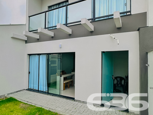 Apresentamos a você um residencial geminado tipo sobrado, recém-construído, situado no bairro Armação, na cidade de Penha, SC. Este imóvel combina sofisticação e localização estratégica, estando a apenas 150 metros da praia, oferecendo um estilo de vida exclusivo e confortável.
O design moderno é complementado por móveis planejados de alta qualidade, que estão incluídos na oferta. O sobrado é caracterizado por sua funcionalidade e elegância, com acabamentos de primeira linha que garantem beleza e durabilidade.
No térreo, encontramos uma ampla sala de estar, integrada a uma cozinha moderna, que inclui uma copa e cozinha conjugadas, criando um ambiente aconchegante e ideal para momentos em família. A área de festas, com churrasqueira e vista para o jardim de inverno, oferece um espaço perfeito para entretenimento e relaxamento.
O imóvel possui duas garagens, uma coberta e outra descoberta, garantindo comodidade para seus veículos. A residência também inclui um portão eletrônico, interfone e um sistema de alarme, proporcionando segurança e privacidade.
A área íntima, localizada no piso superior, é composta por dois dormitórios, incluindo uma suíte master com sacada, oferecendo uma vista tranquila do bairro. Os três banheiros são equipados com materiais de qualidade, destacando-se por seu design contemporâneo.
Esta residência é ideal para aqueles que valorizam a proximidade com a natureza e a tranquilidade, estando perto de escolas, serviços públicos essenciais e vias de acesso. Além disso, a estrutura permite a presença de animais de estimação, garantindo que toda a família possa desfrutar deste lar.
Venha descobrir o equilíbrio perfeito entre conforto, segurança e luxo neste imóvel de alto padrão. A 636 Negócios Imobiliários está pronta para lhe auxiliar na realização do seu sonho. Visite-nos e sinta o prazer de estar tão perto do paraíso que é a praia, num lar que é um verdadeiro refúgio de paz e sofisticação.
636 NEGÓCIOS IMOBILIÁRIOS: A SUA MELHOR ESCOLHA
Com mais de 30 anos de experiência, a 636 Negócios Imobiliários é sua parceira ideal para encontrar o imóvel perfeito. Estamos prontos para ajudá-lo a fazer deste imóvel o seu novo lar.
Telefone: (47) 3451-0636
WhatsApp: (47) 99190-0636
Não perca esta oportunidade única. Visite nosso site para mais informações: i636.com.br